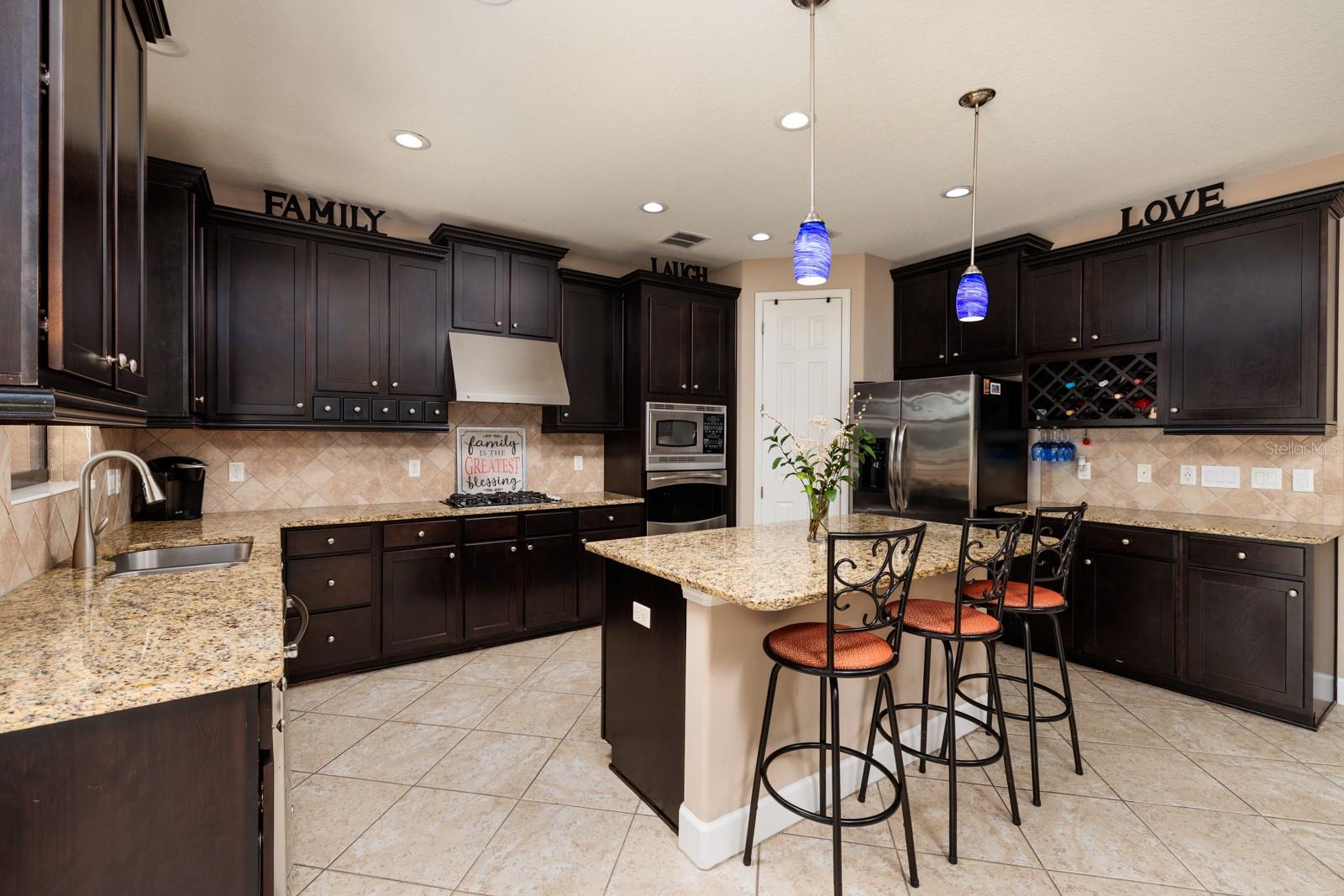 Listing photo id 13 for 4611 Grand Preserve Place