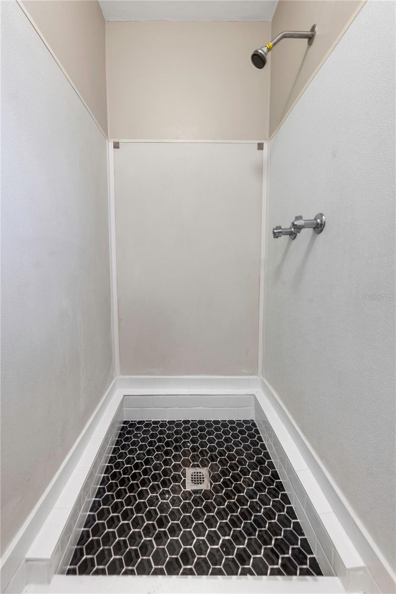 Image 21 of 25 For 204 Cove Court