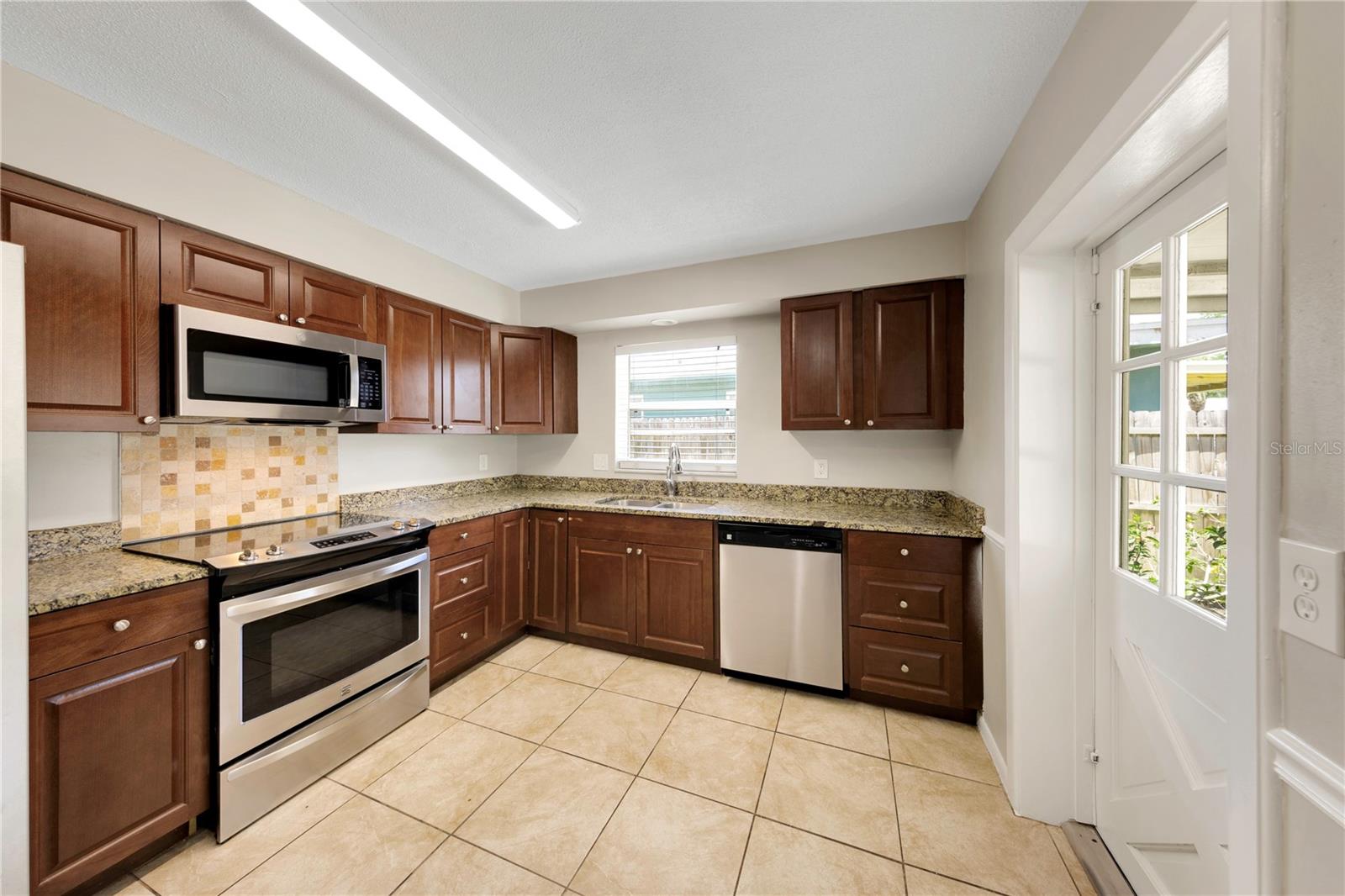 Image 9 of 25 For 204 Cove Court