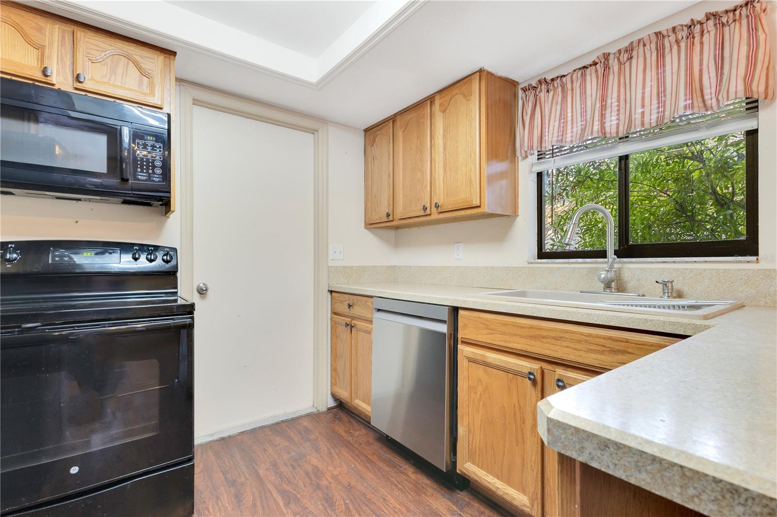 Image 11 of 36 For 728 Waterbridge Drive