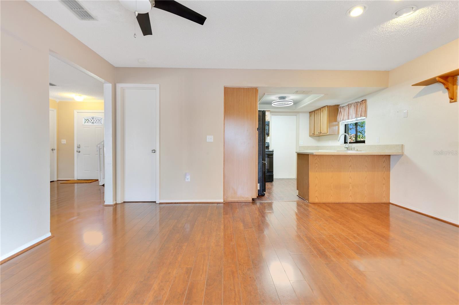 Image 15 of 36 For 728 Waterbridge Drive