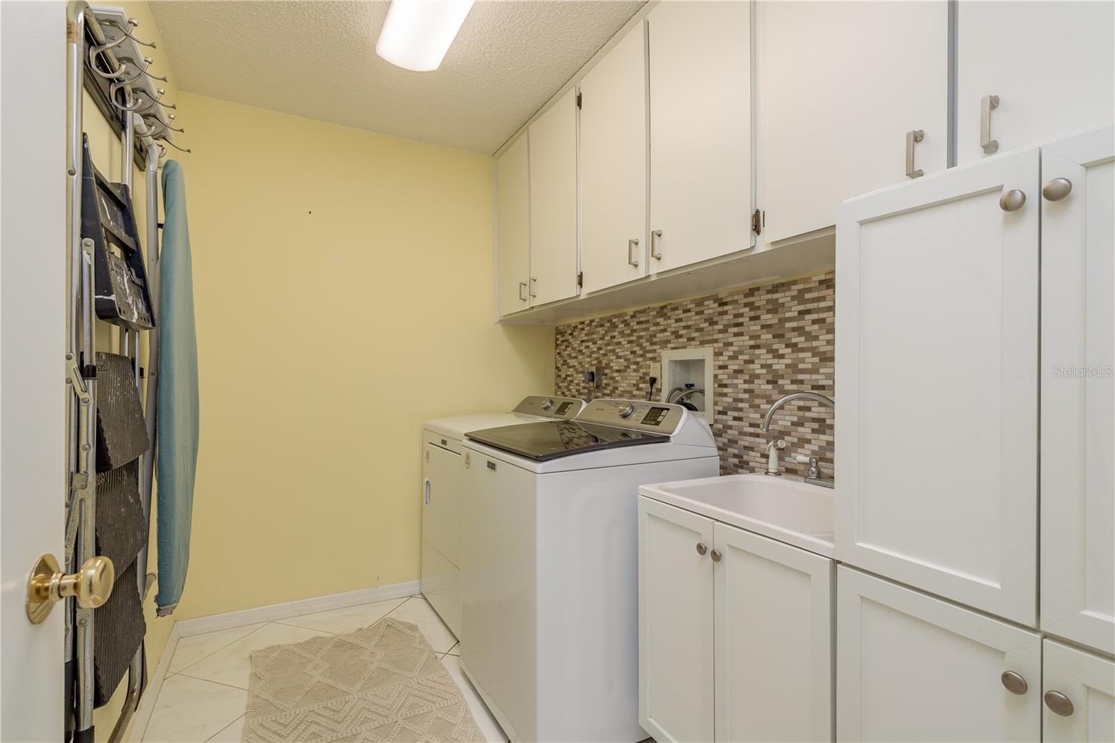 Listing photo id 24 for 3071 Bolt Drive