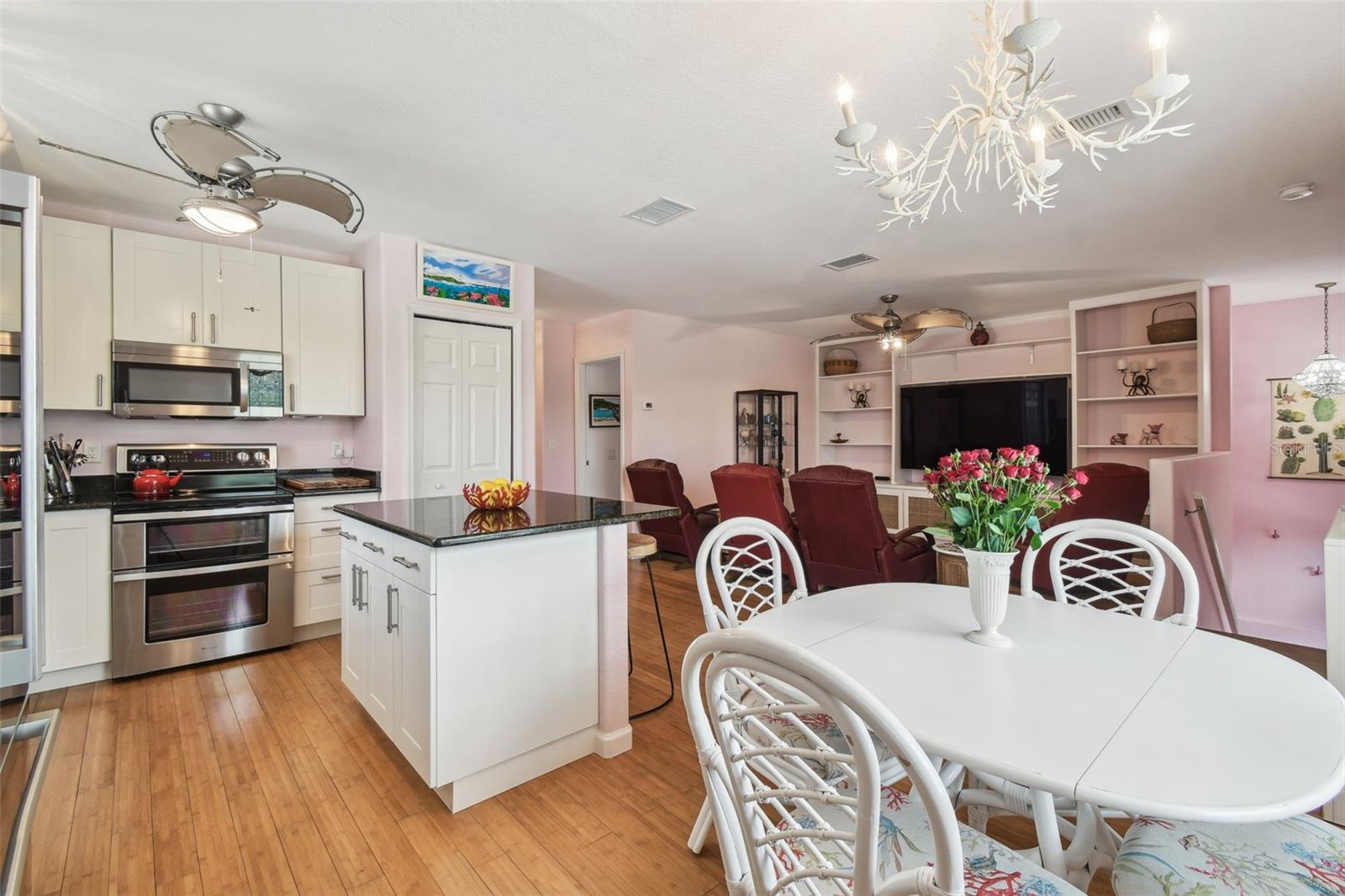 Listing photo id 10 for 3227 Rose Arbor Drive