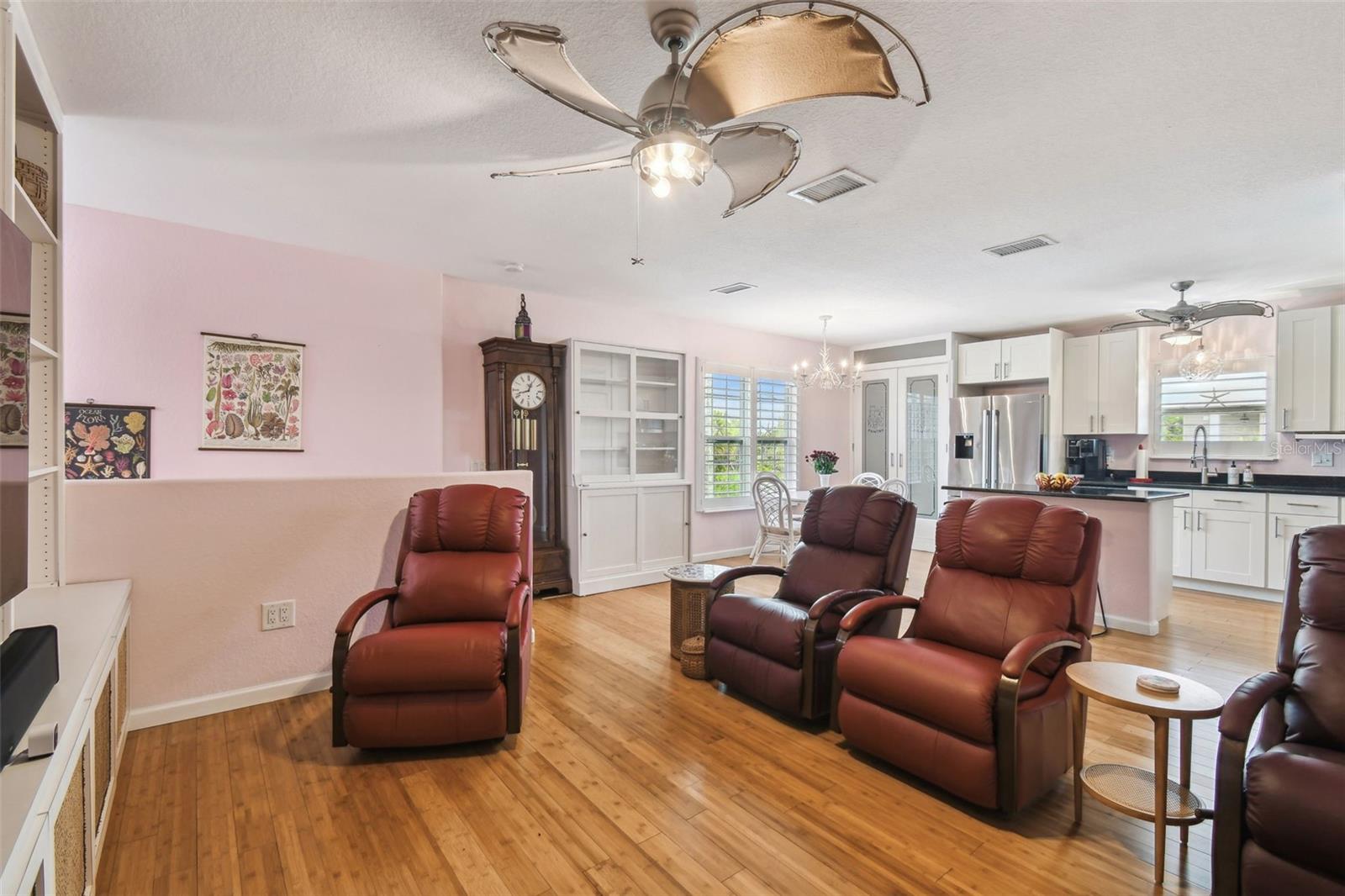 Listing photo id 13 for 3227 Rose Arbor Drive