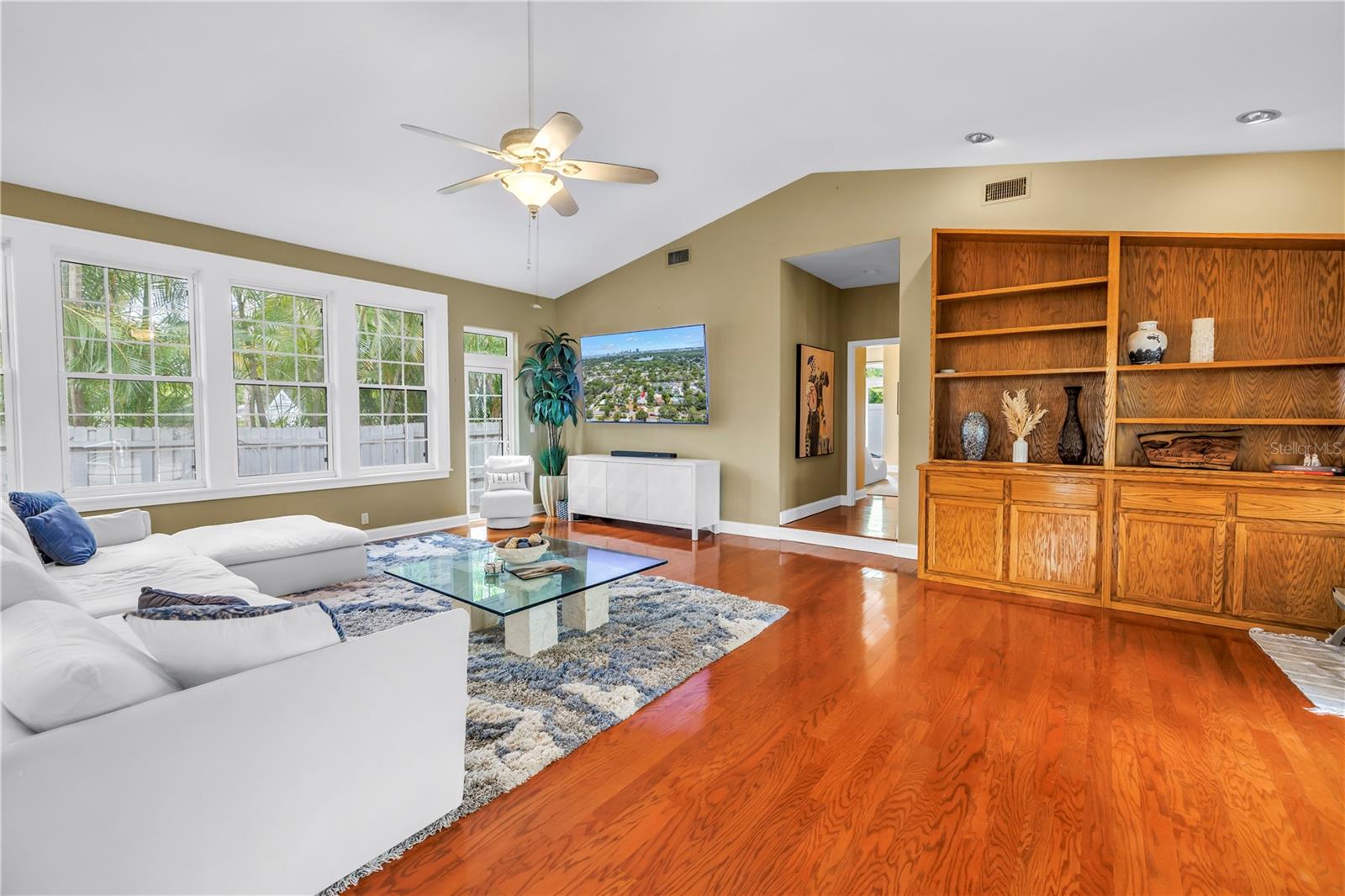 Image 17 of 77 For 546 26th Avenue N