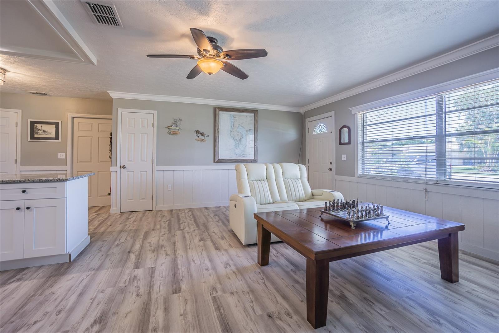 Image 6 of 33 For 402 12th Street Sw