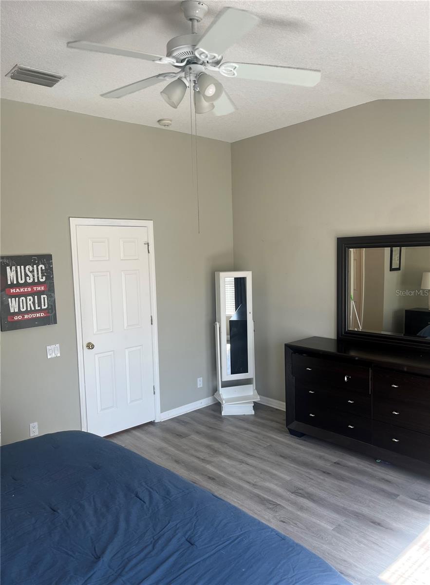 Listing photo id 14 for 7838 66th Way N