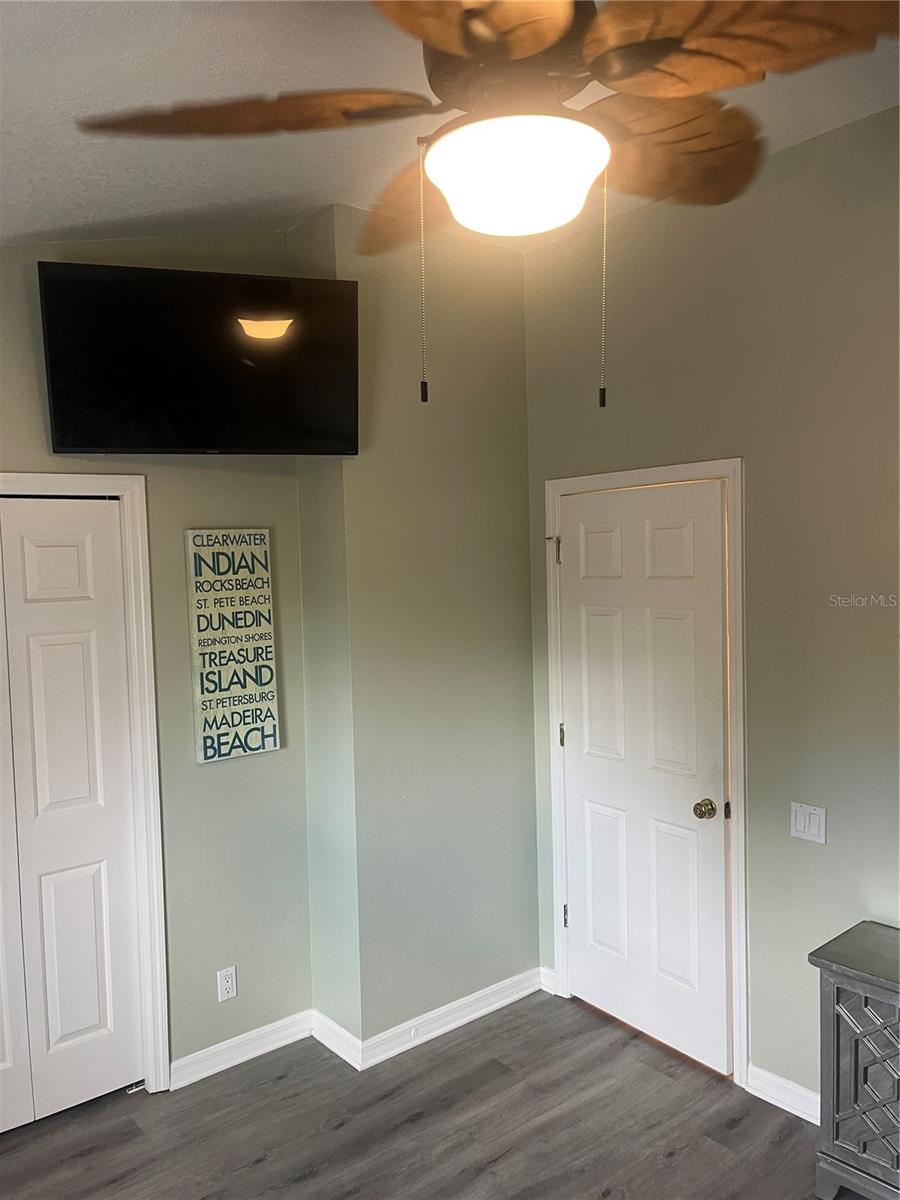 Listing photo id 23 for 7838 66th Way N