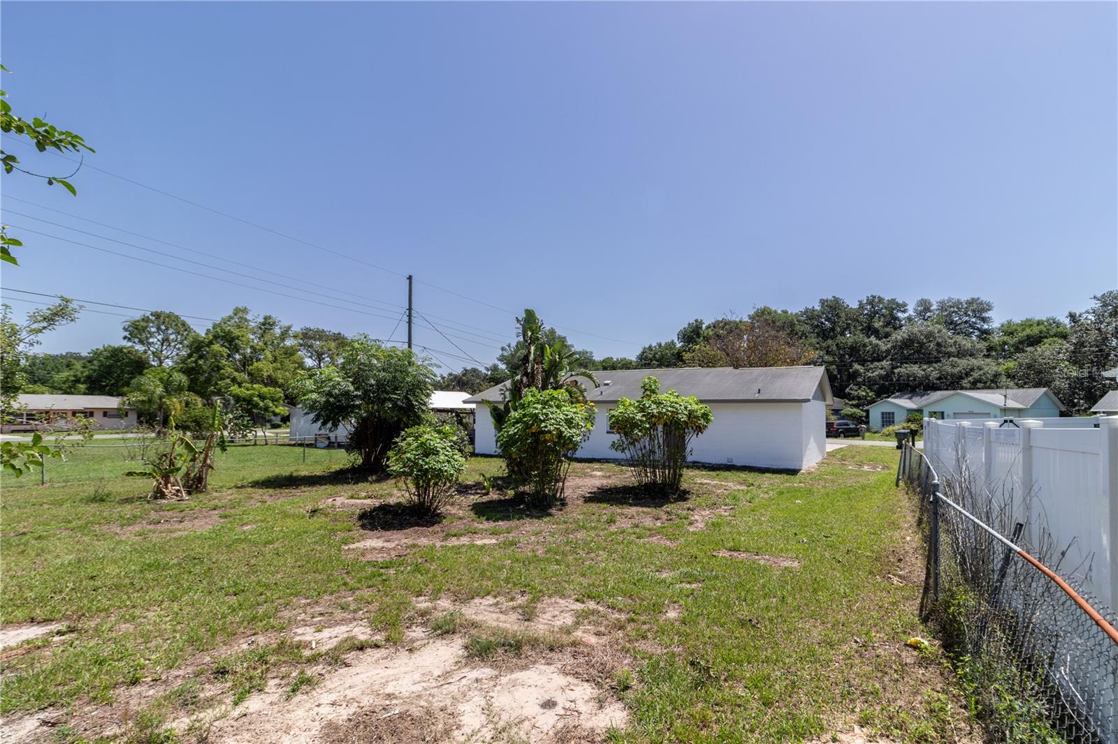 Listing photo id 16 for 5341 Tangerine Drive