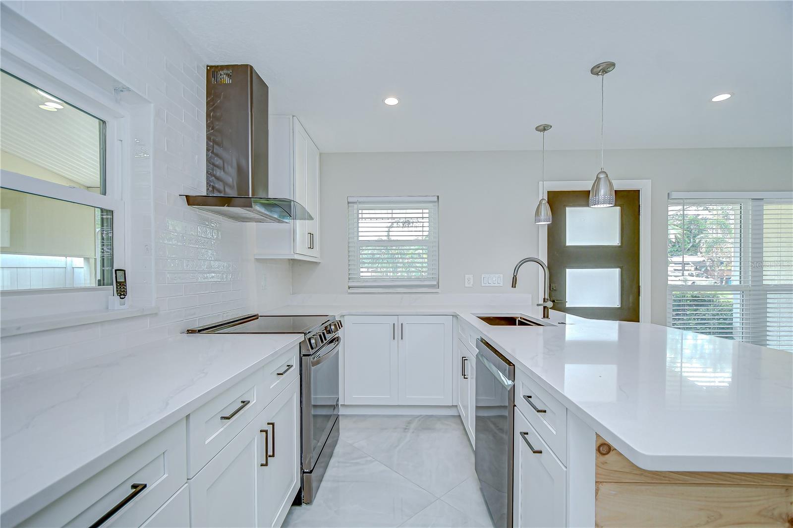 Image 13 of 31 For 4291 Neptune Drive Se