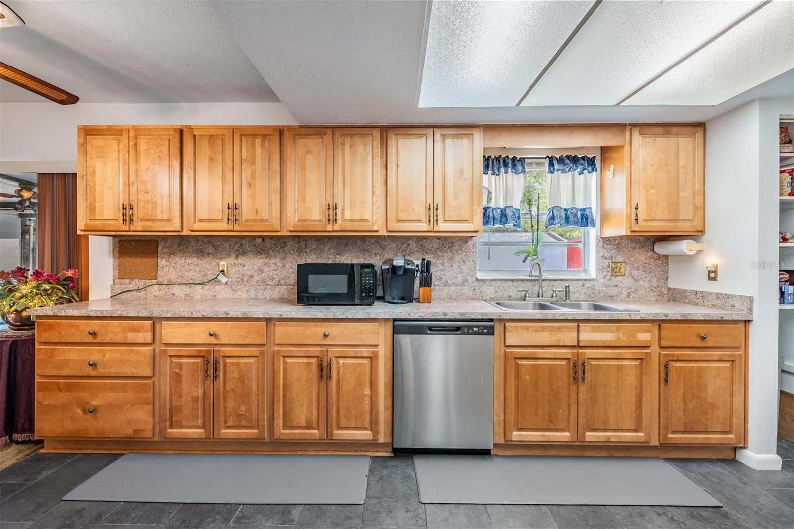 Listing photo id 3 for 414 Cactus Circle