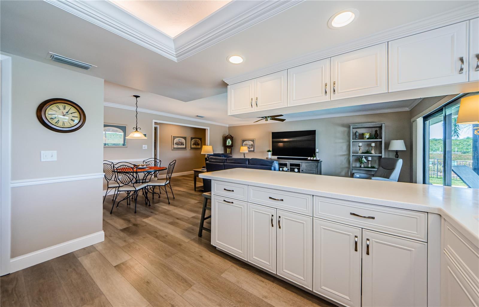 Listing photo id 14 for 671 Tallahassee Drive Ne