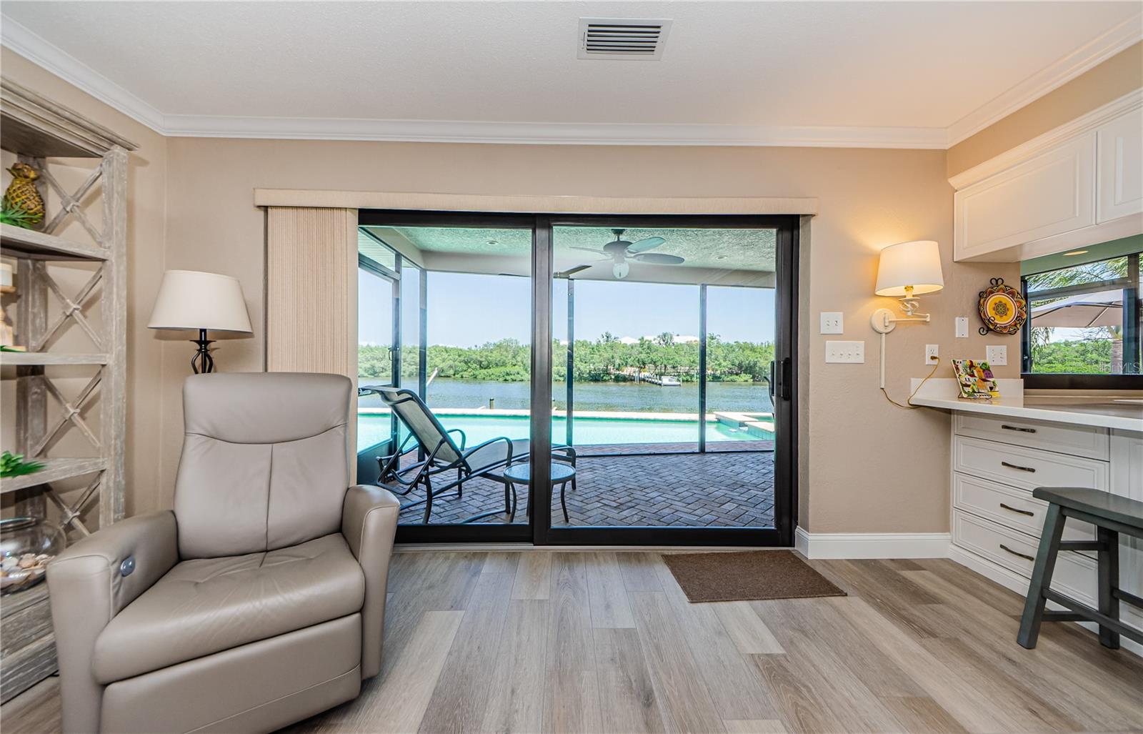 Listing photo id 17 for 671 Tallahassee Drive Ne