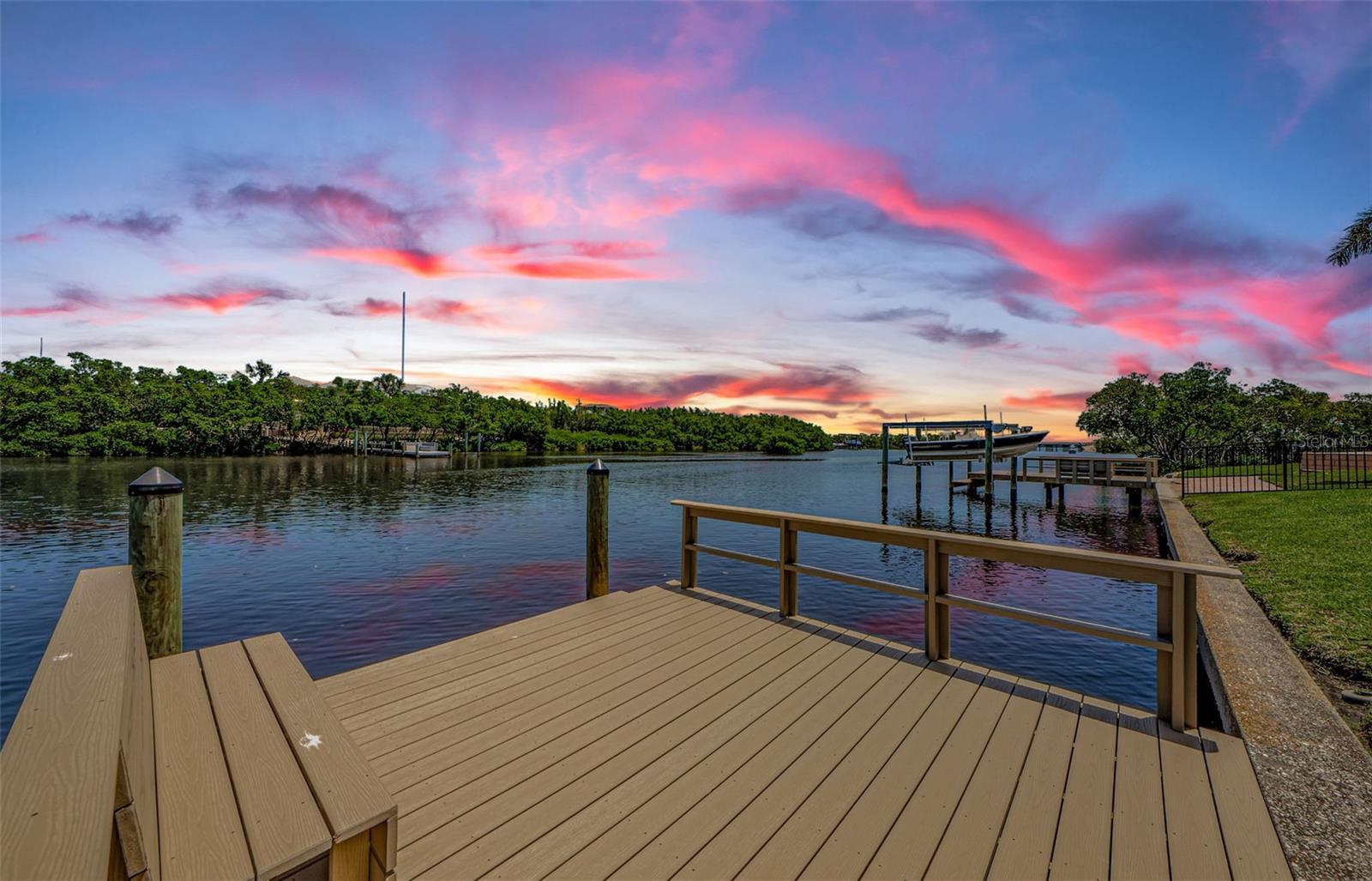 Listing photo id 1 for 671 Tallahassee Drive Ne