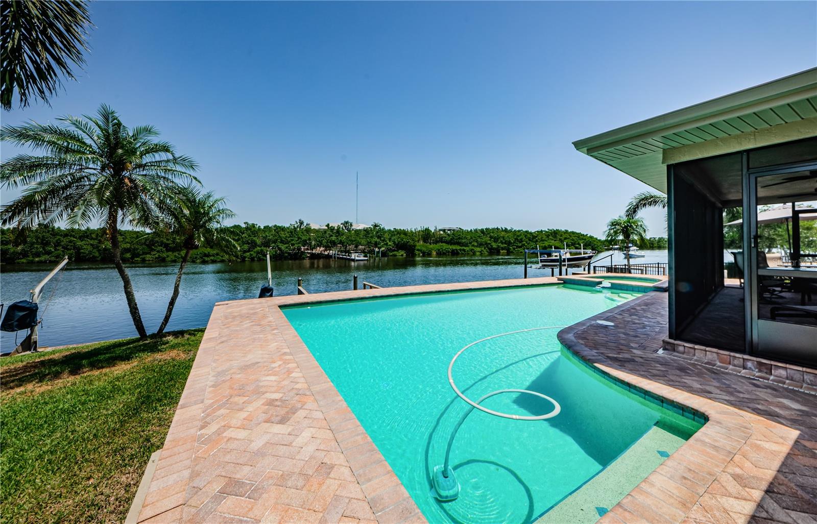 Listing photo id 2 for 671 Tallahassee Drive Ne