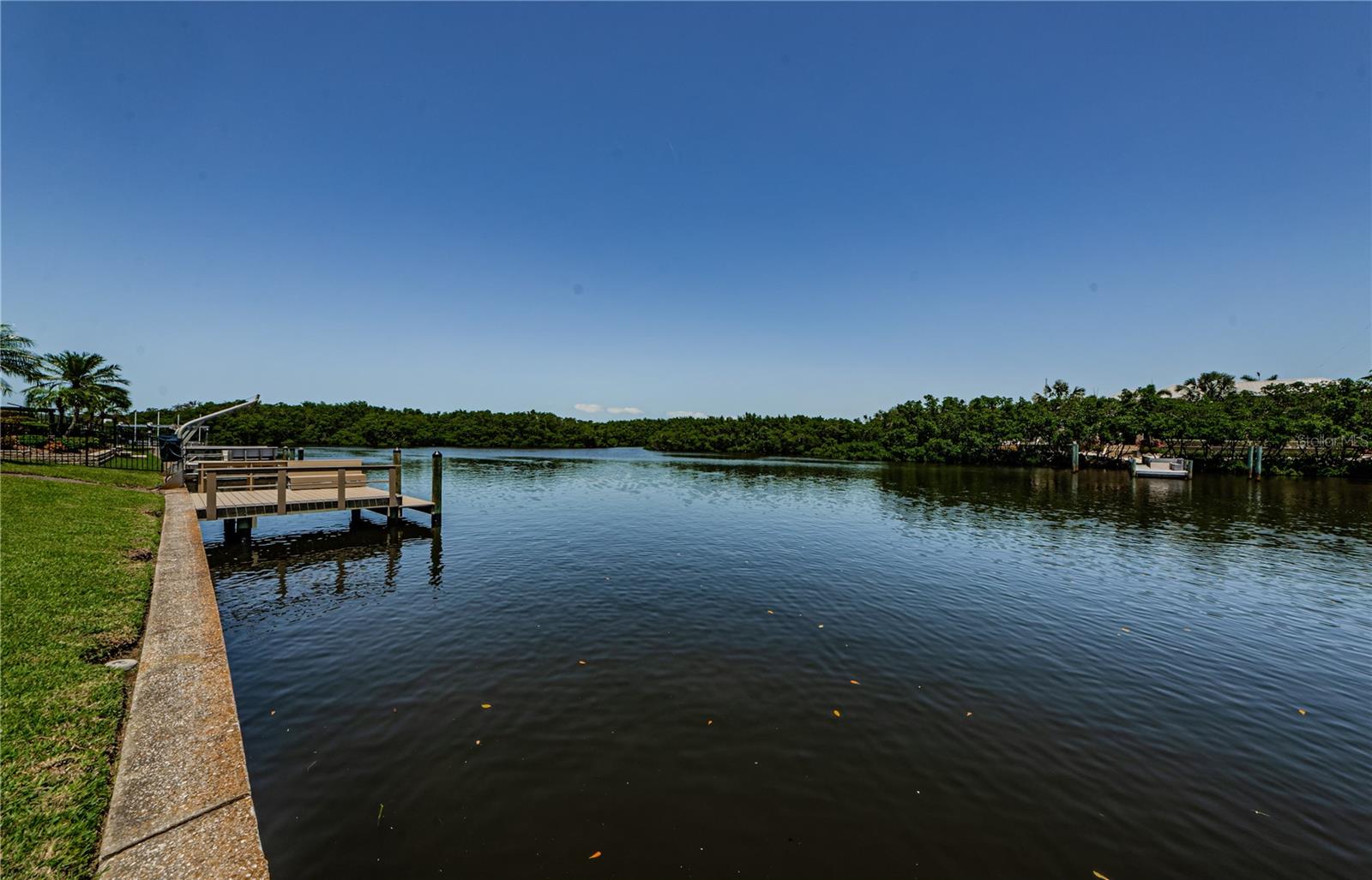 Listing photo id 3 for 671 Tallahassee Drive Ne
