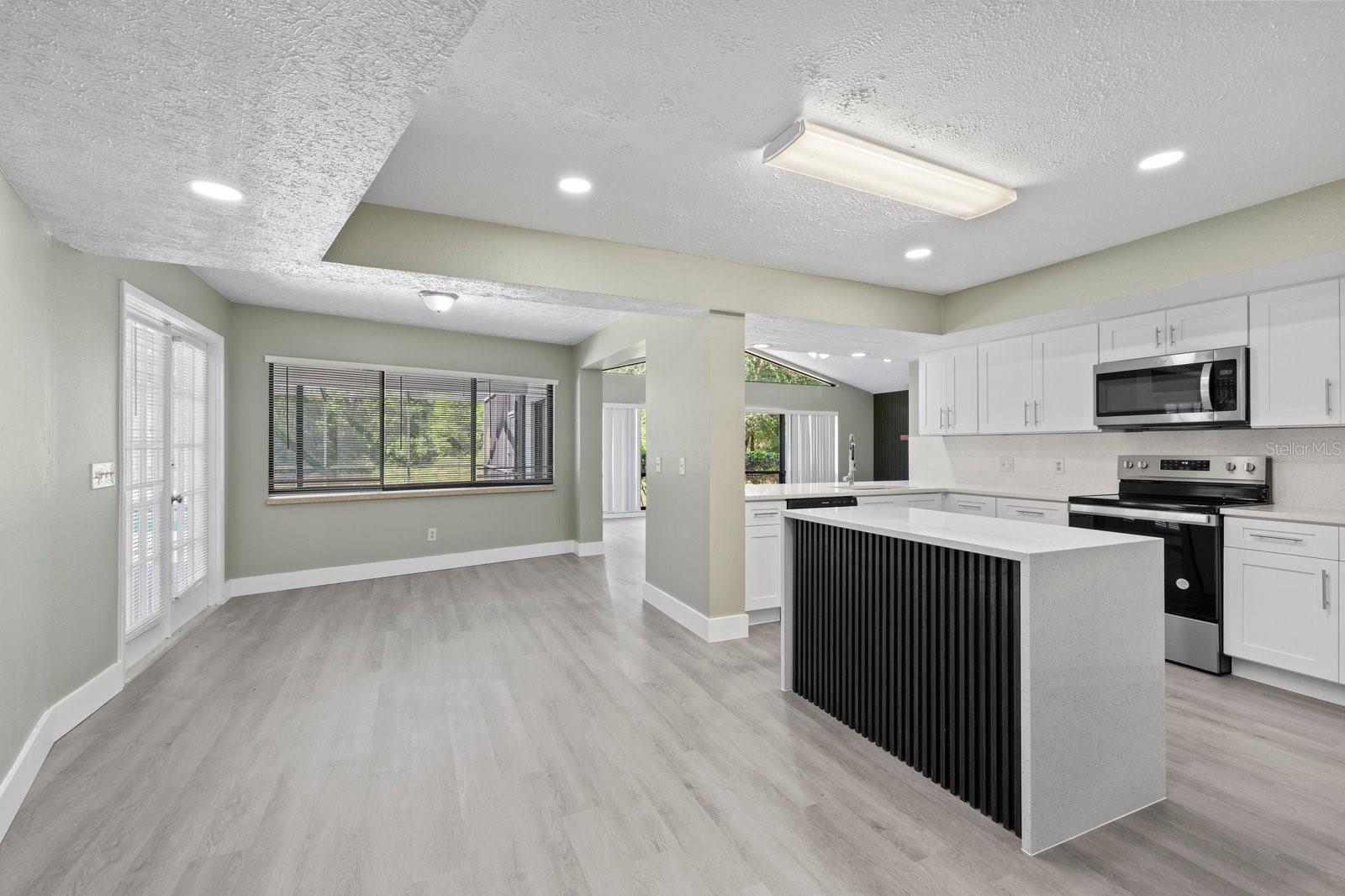 Listing photo id 8 for 16014 Amberly Drive