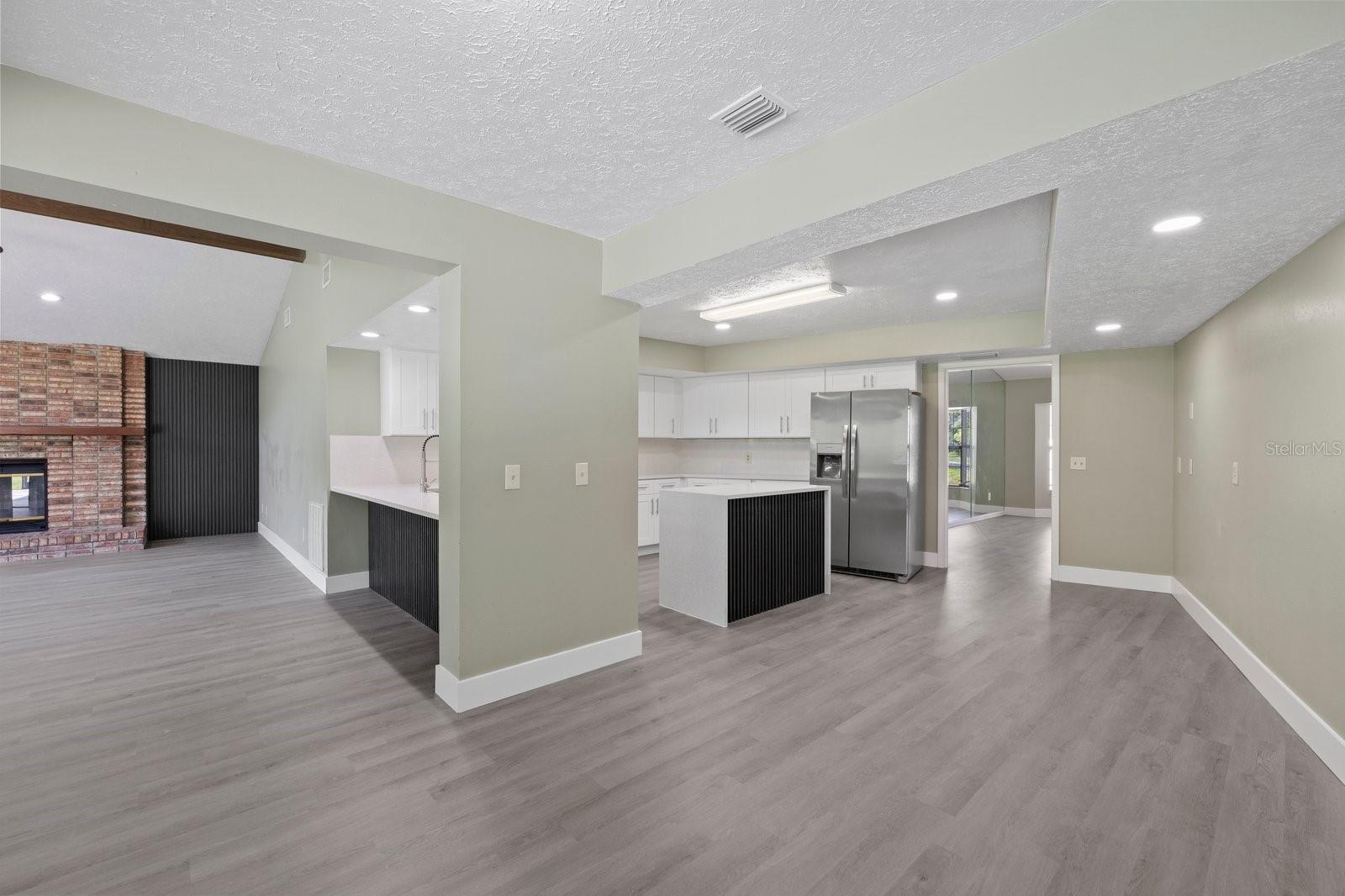 Listing photo id 11 for 16014 Amberly Drive