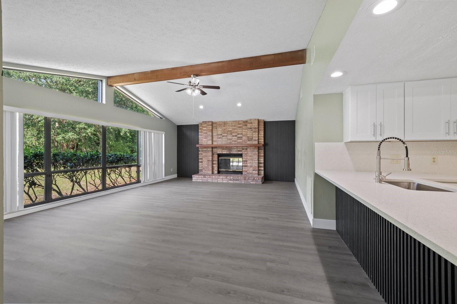 Listing photo id 12 for 16014 Amberly Drive