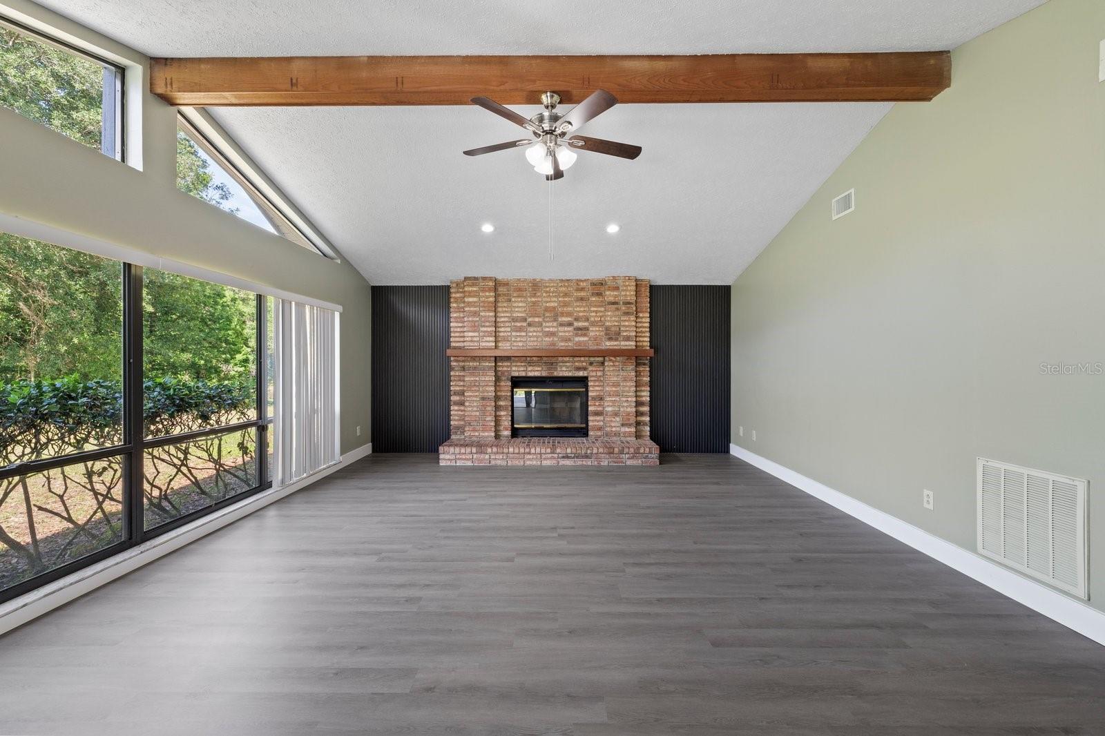 Listing photo id 13 for 16014 Amberly Drive