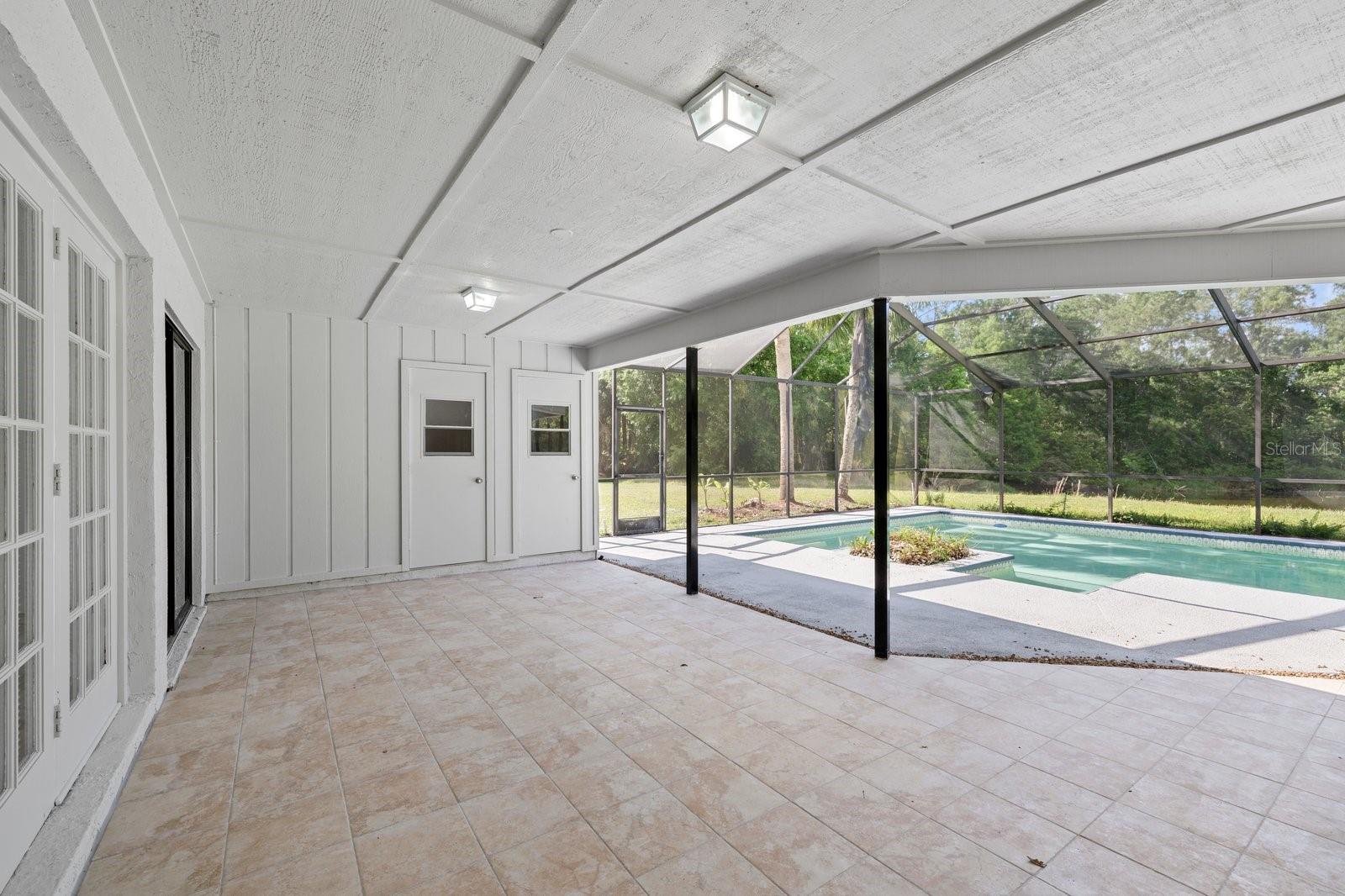 Listing photo id 30 for 16014 Amberly Drive