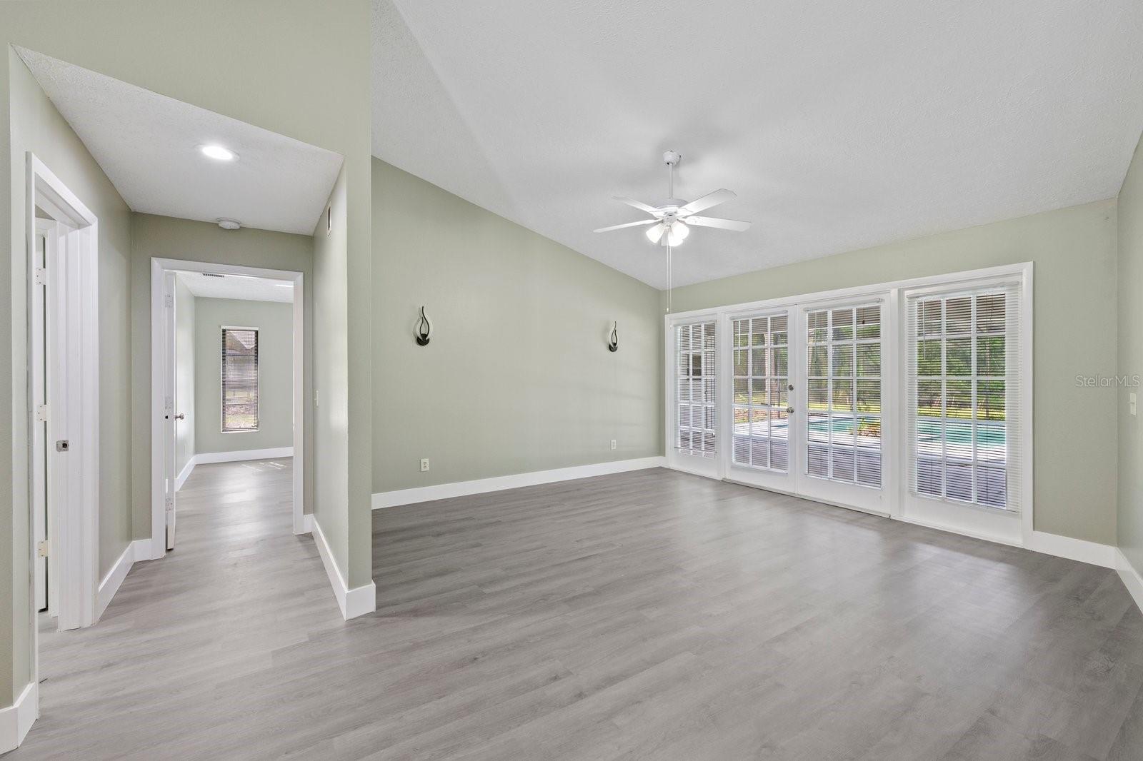 Listing photo id 4 for 16014 Amberly Drive