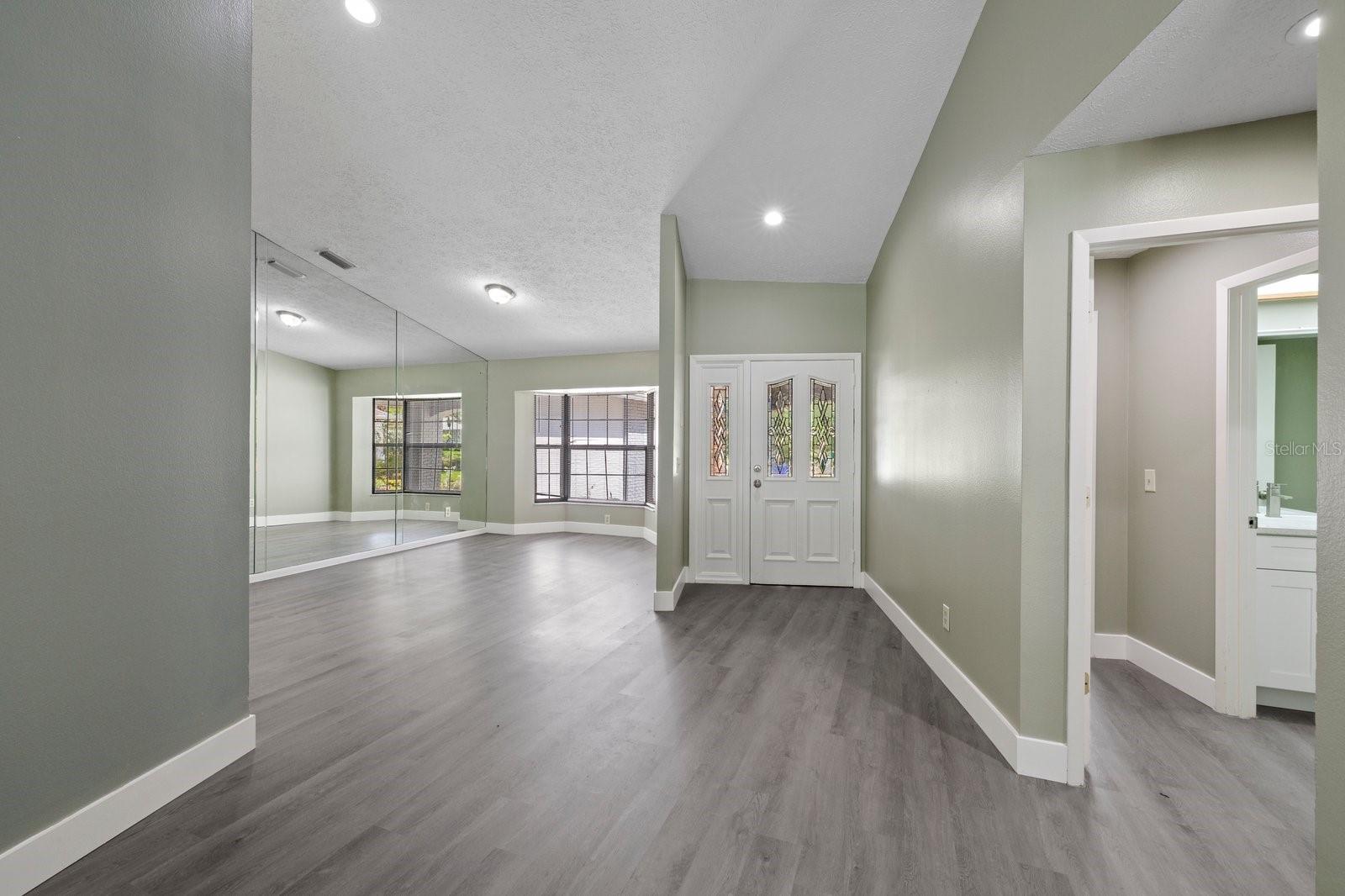Listing photo id 5 for 16014 Amberly Drive