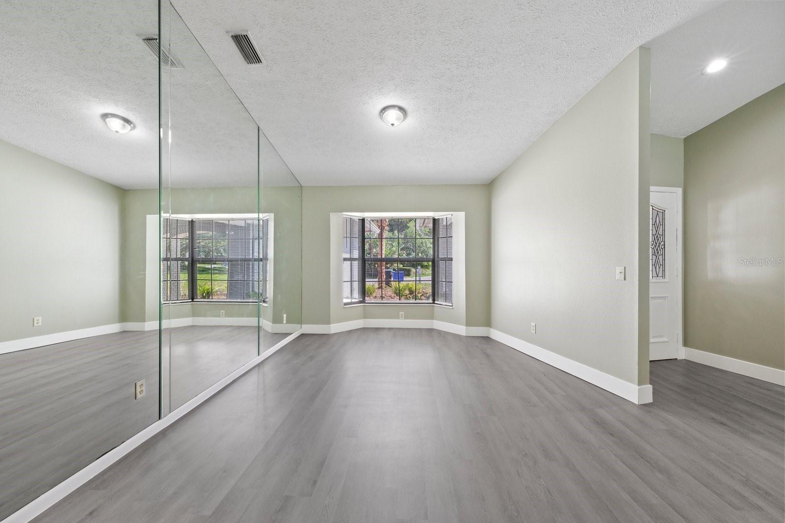 Listing photo id 7 for 16014 Amberly Drive