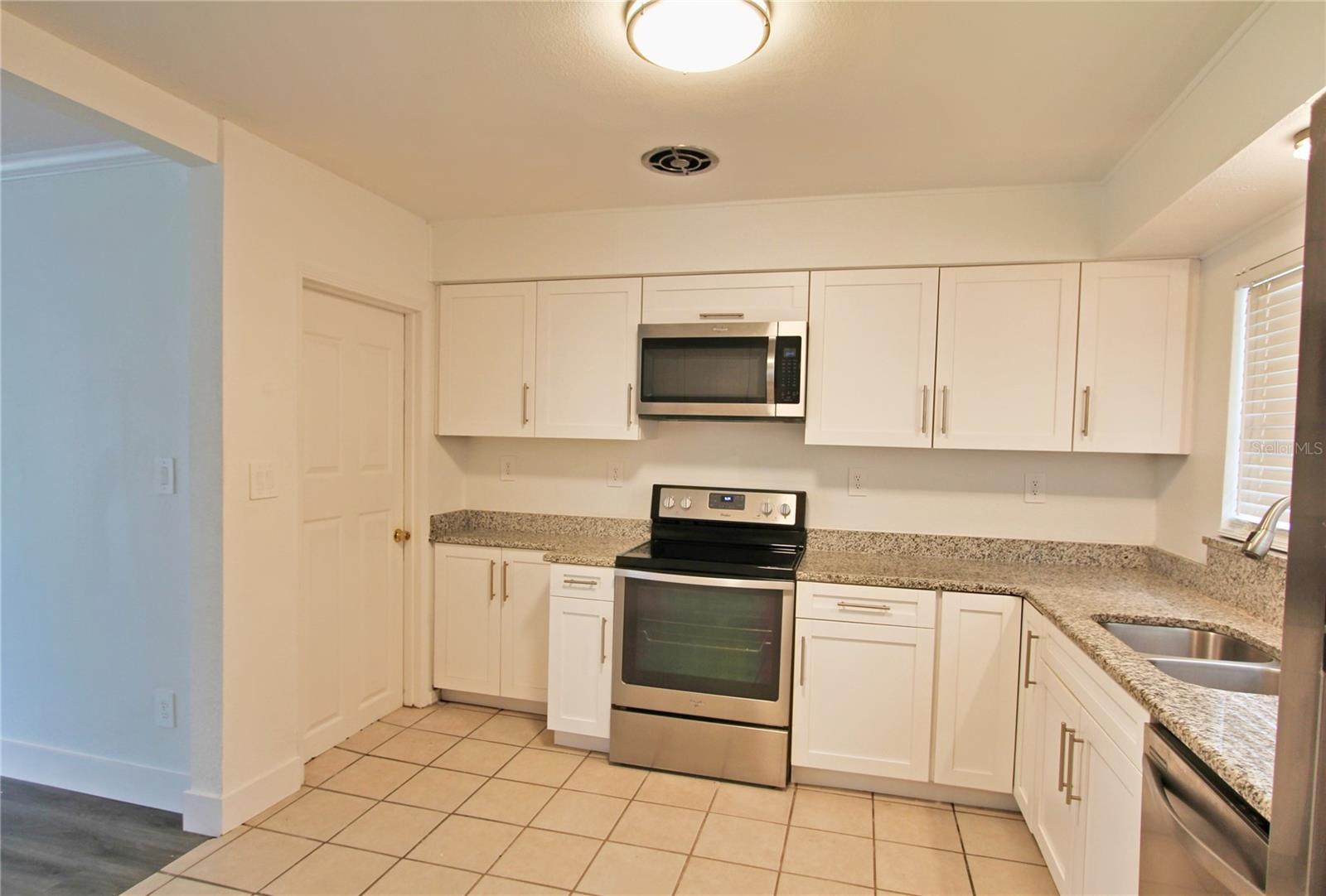 Listing photo id 8 for 4105 Oakellar Avenue