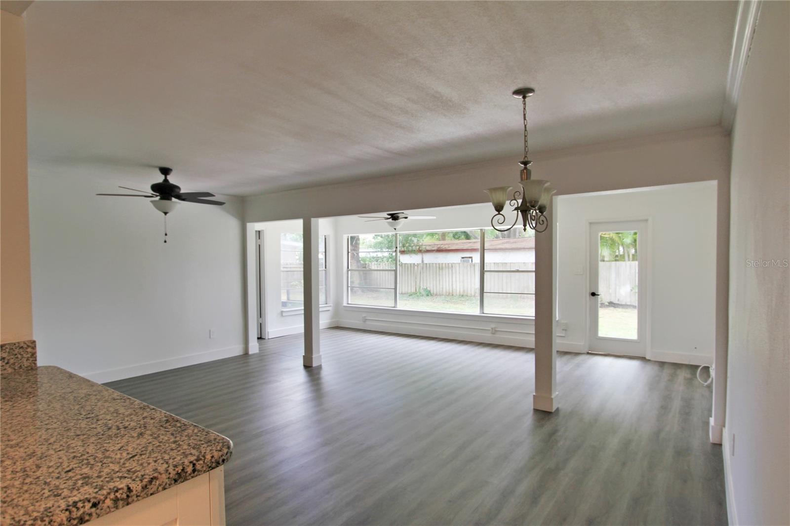 Listing photo id 9 for 4105 Oakellar Avenue