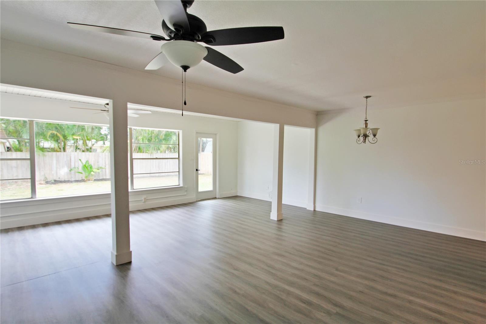 Listing photo id 10 for 4105 Oakellar Avenue