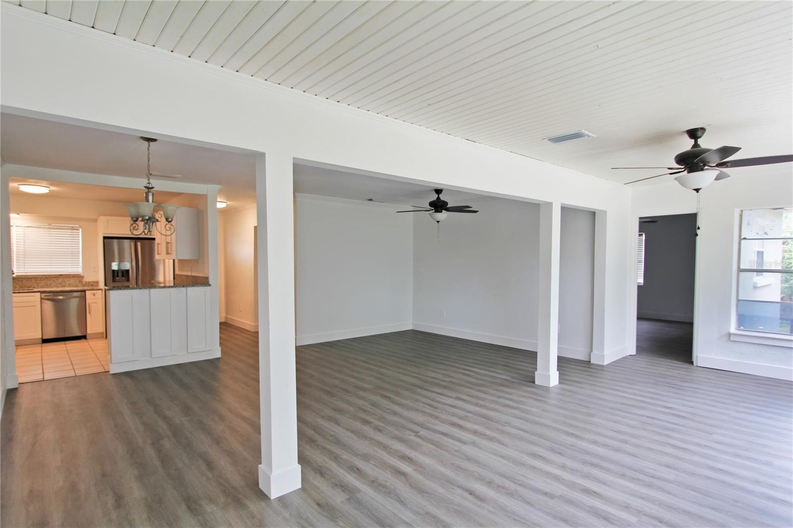 Listing photo id 12 for 4105 Oakellar Avenue