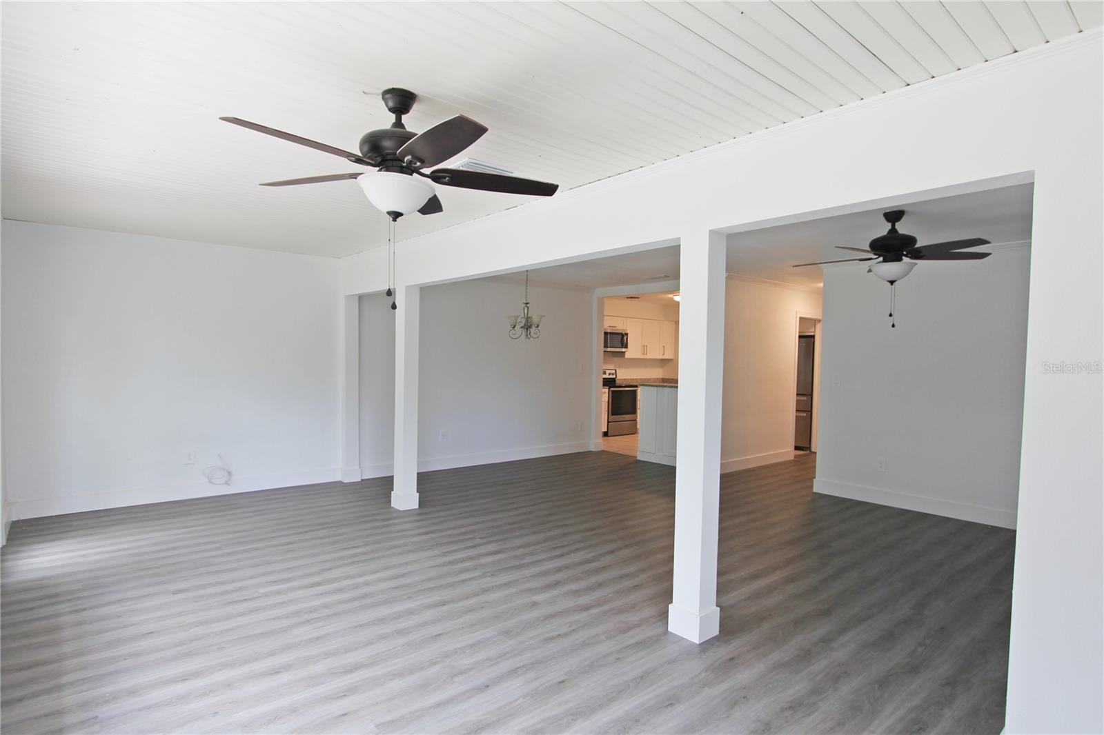 Listing photo id 13 for 4105 Oakellar Avenue