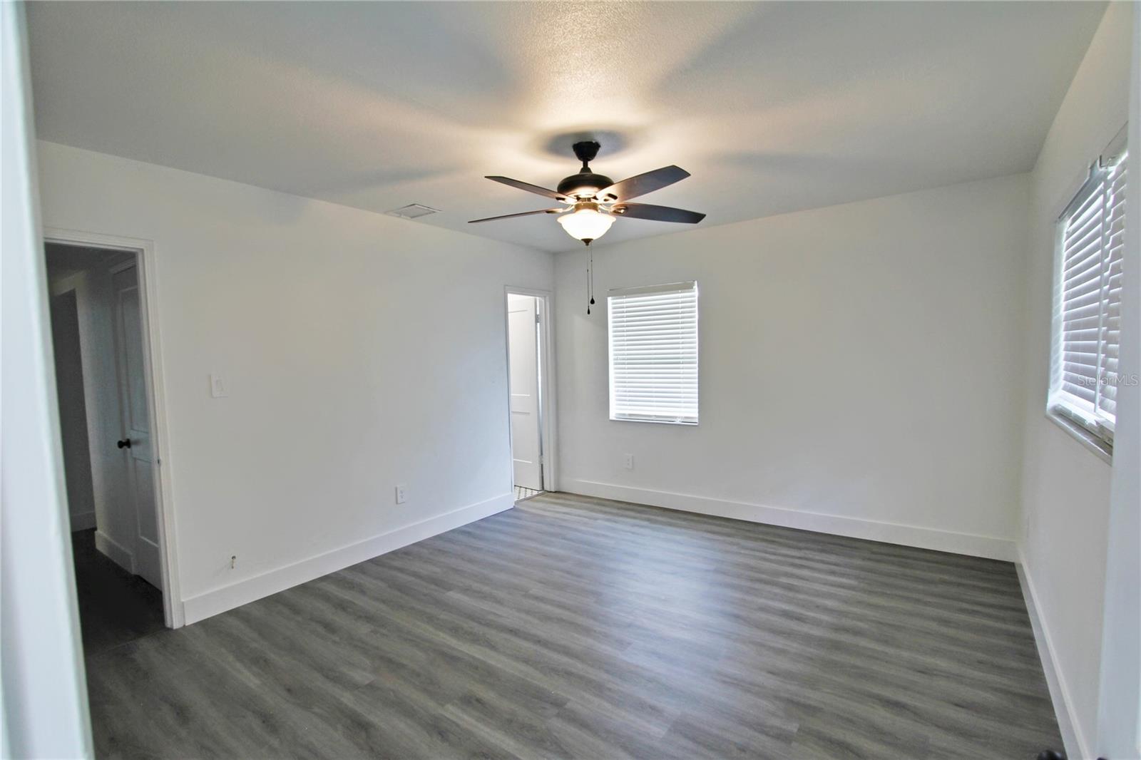 Listing photo id 14 for 4105 Oakellar Avenue
