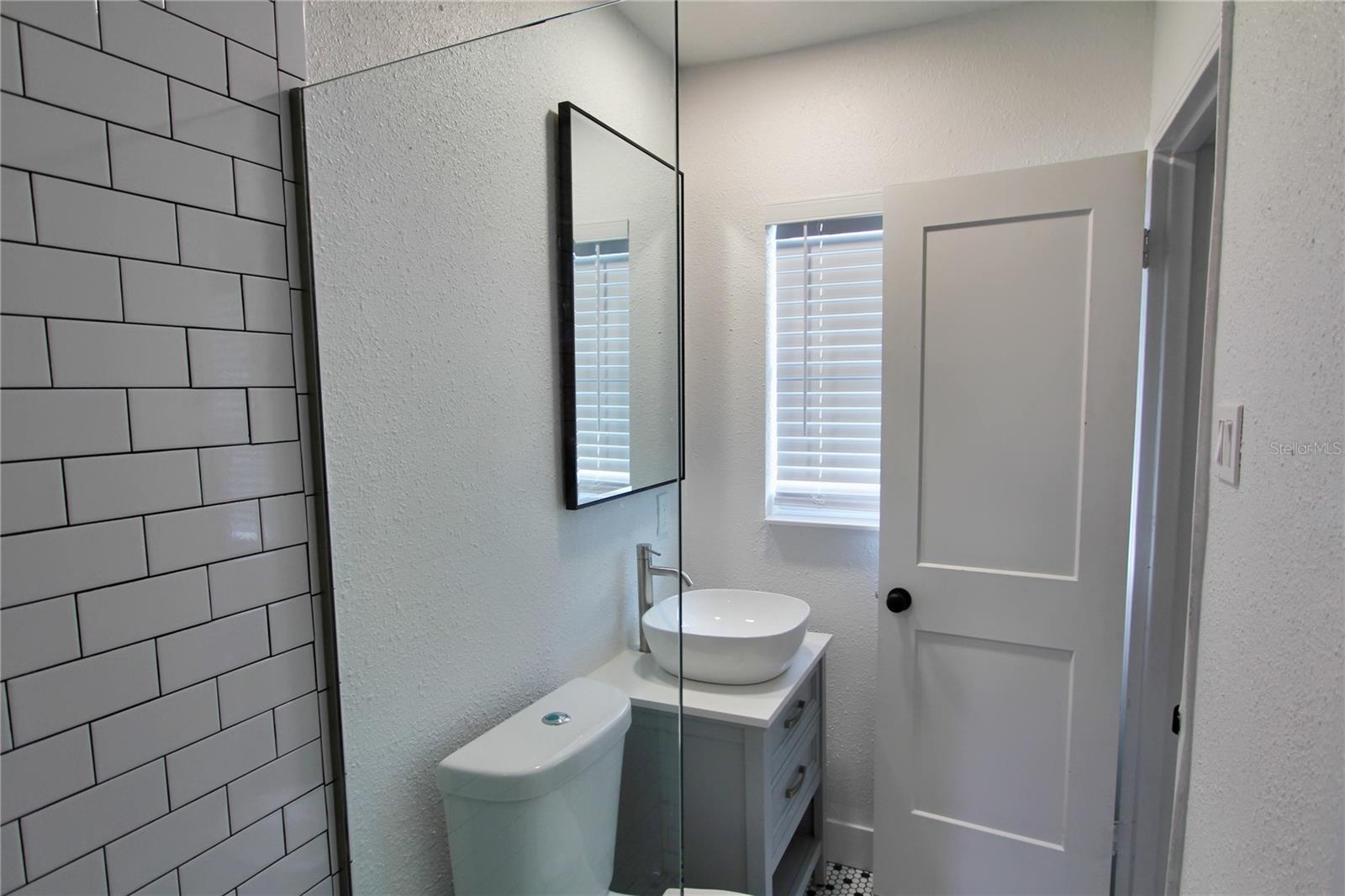 Listing photo id 16 for 4105 Oakellar Avenue