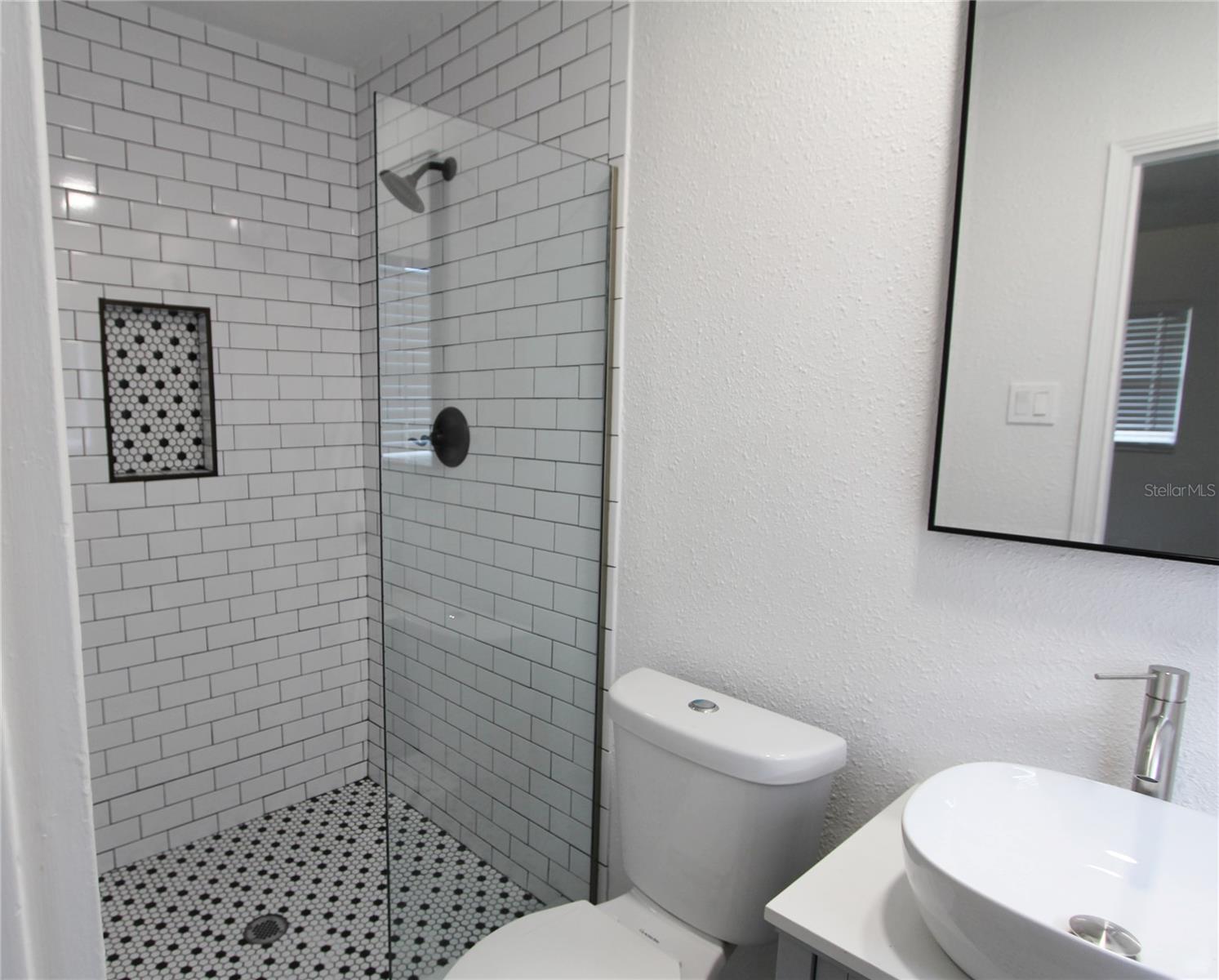 Listing photo id 18 for 4105 Oakellar Avenue