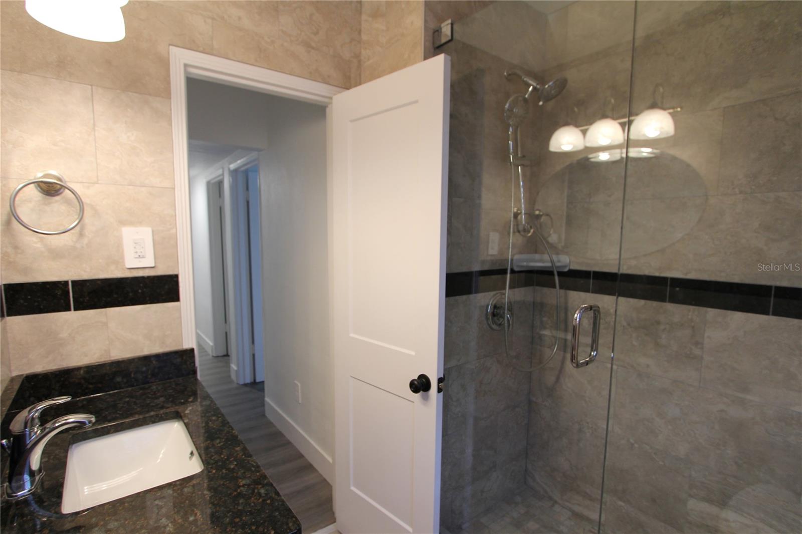 Listing photo id 20 for 4105 Oakellar Avenue