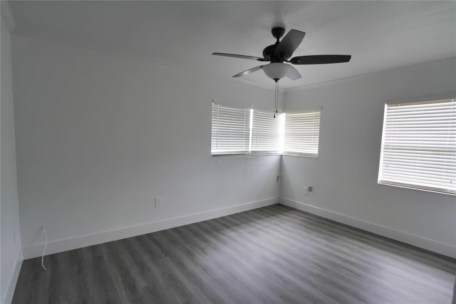 Listing photo id 27 for 4105 Oakellar Avenue
