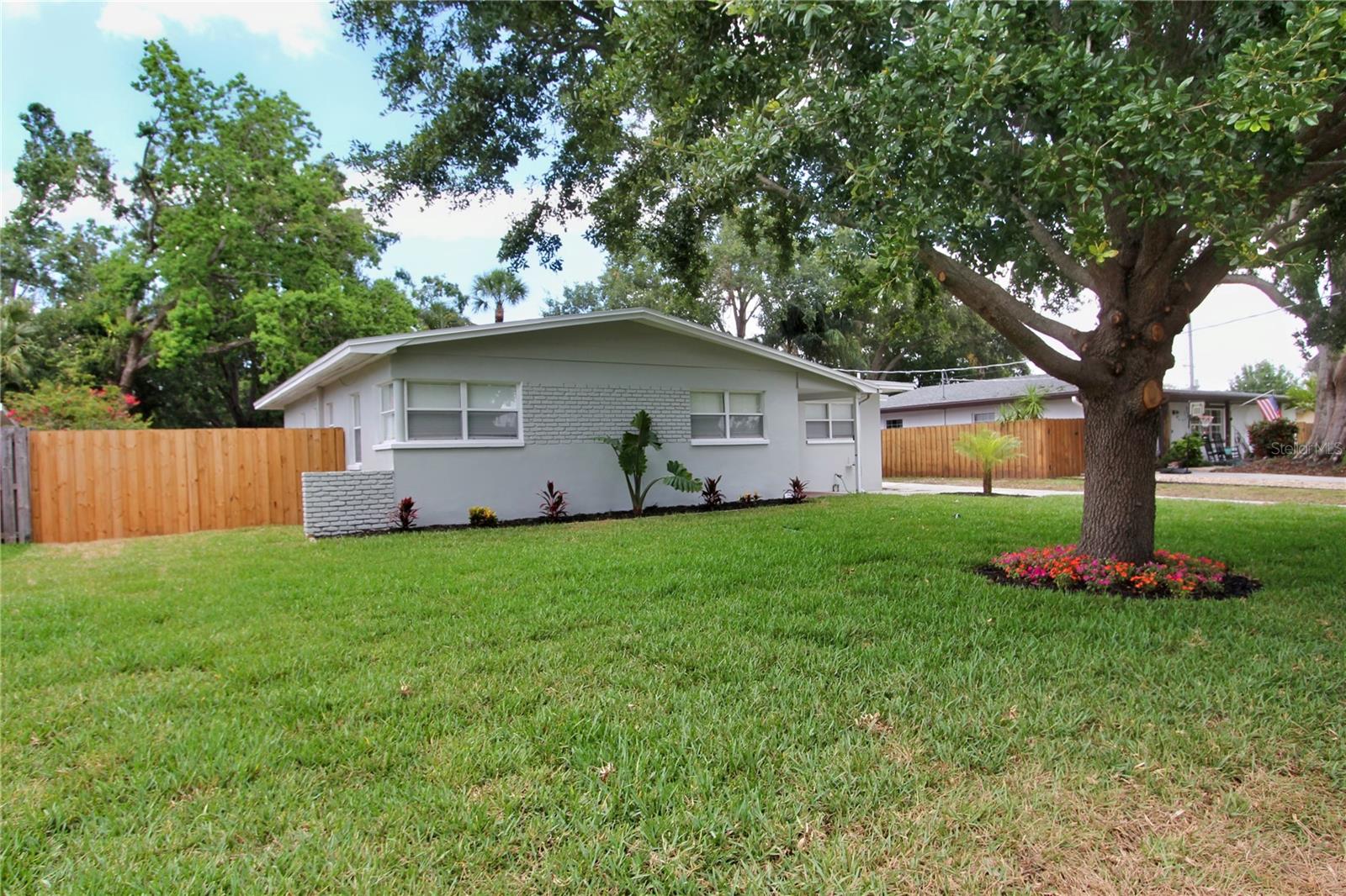 Listing photo id 1 for 4105 Oakellar Avenue