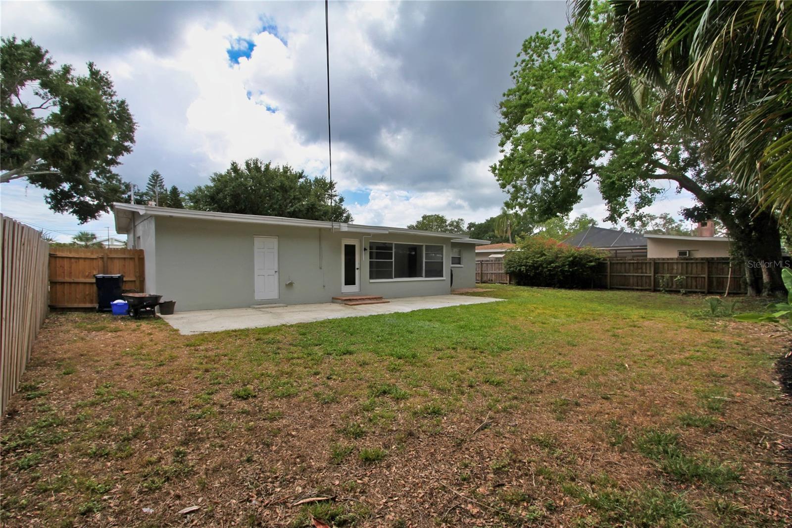 Listing photo id 30 for 4105 Oakellar Avenue