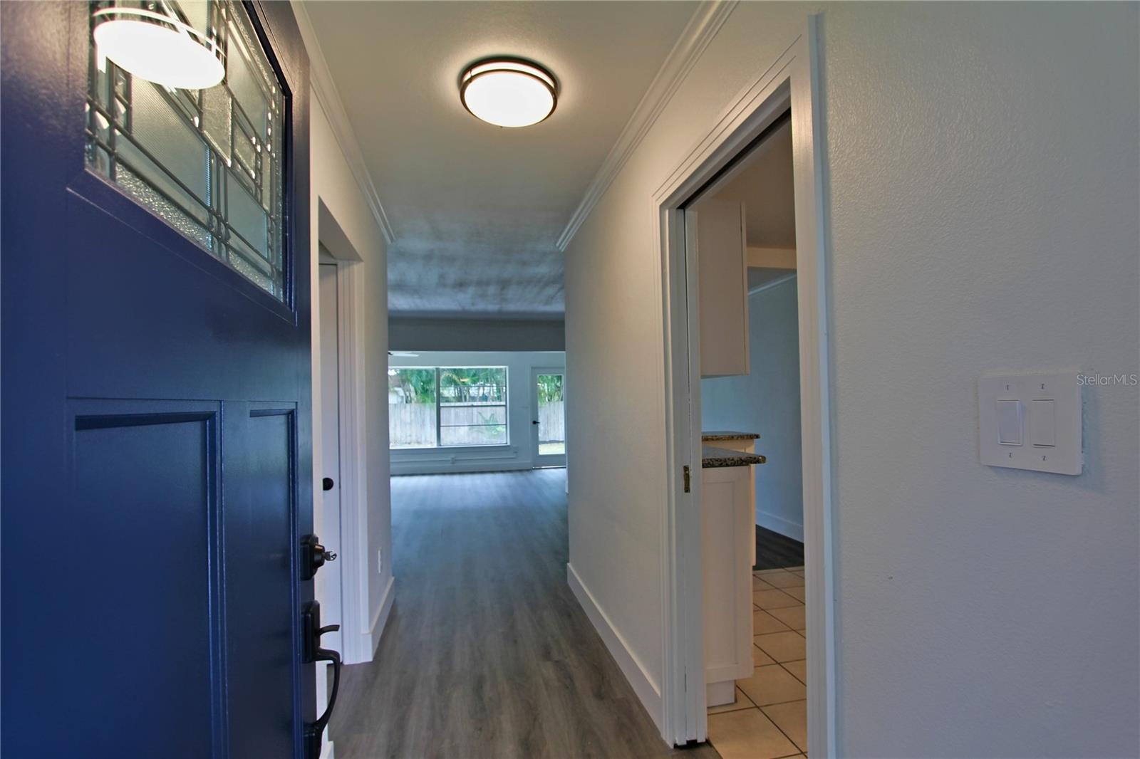 Listing photo id 3 for 4105 Oakellar Avenue