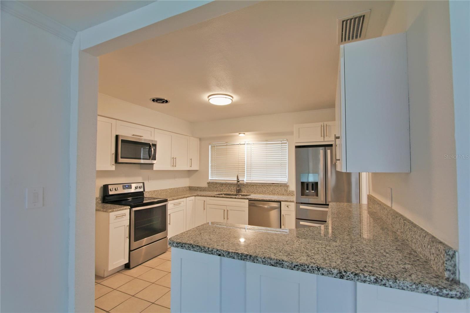 Listing photo id 4 for 4105 Oakellar Avenue