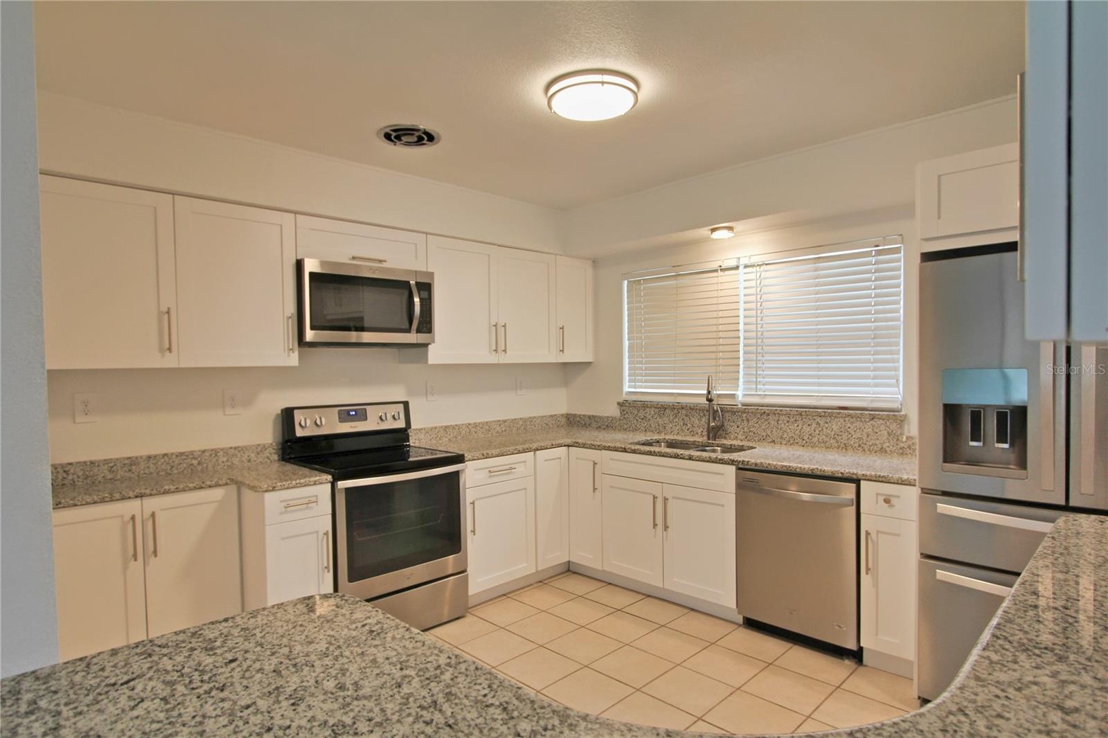 Listing photo id 6 for 4105 Oakellar Avenue