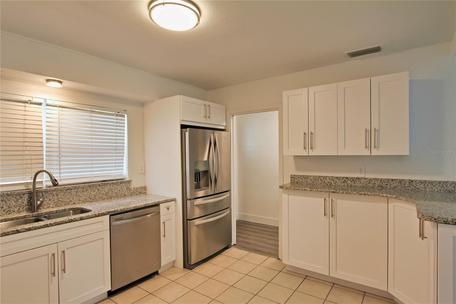 Listing photo id 7 for 4105 Oakellar Avenue