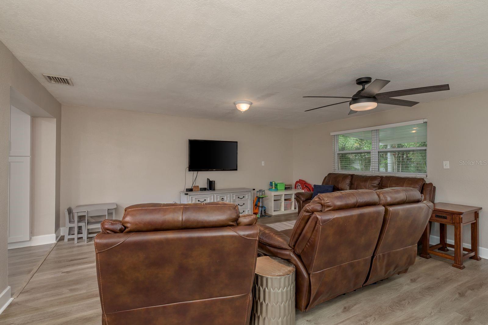 Image 15 of 38 For 11991 104th Avenue