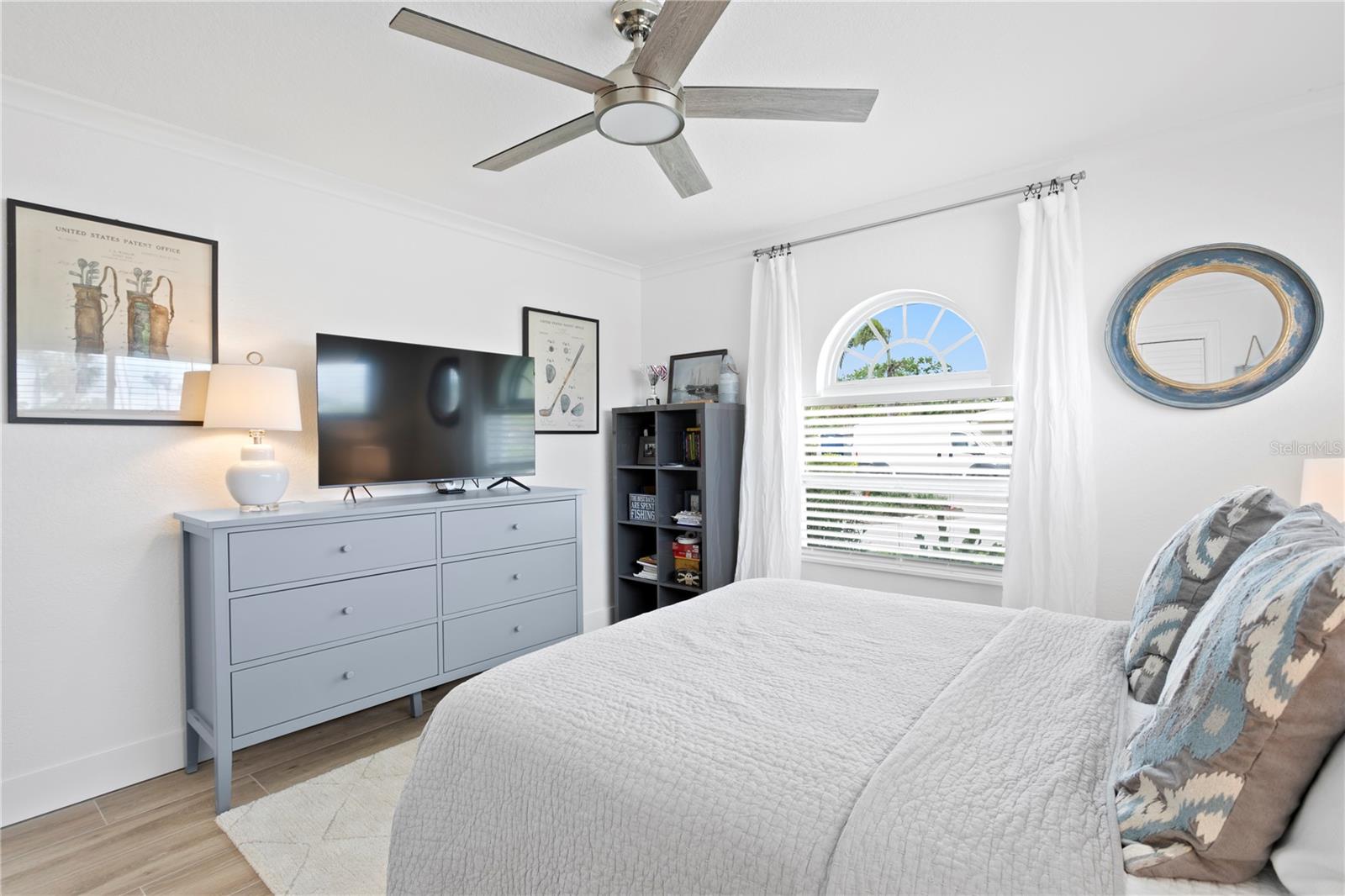Image 21 of 52 For 7060 Shore Drive S
