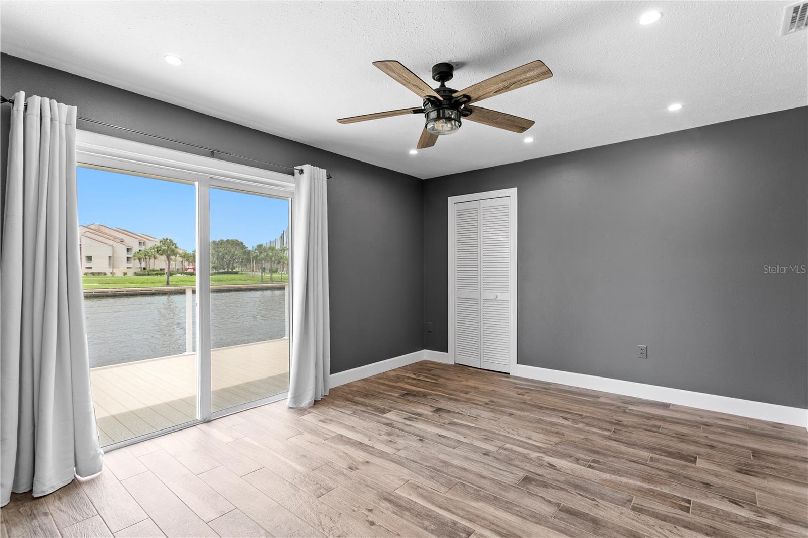 Image 35 of 83 For 2773 Seabreeze Drive S