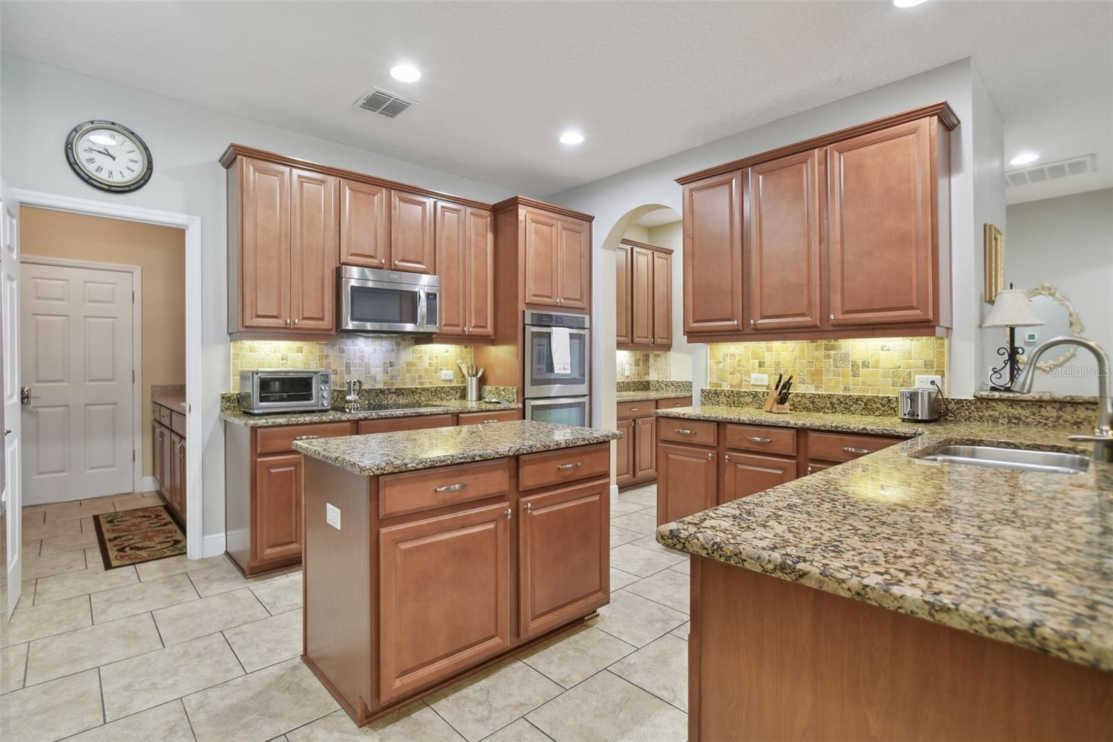 Listing photo id 18 for 1116 Hillandale Reserve Drive