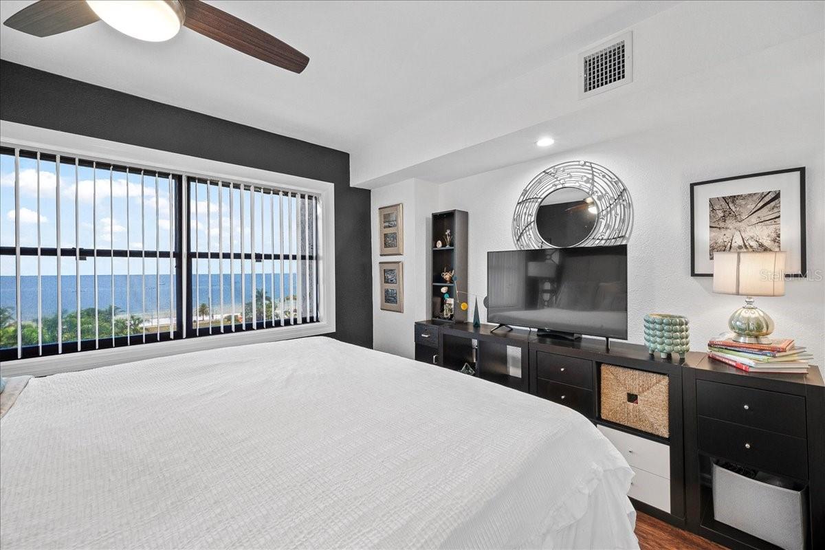 Image 22 of 61 For 1120 Shore Drive Ne 802