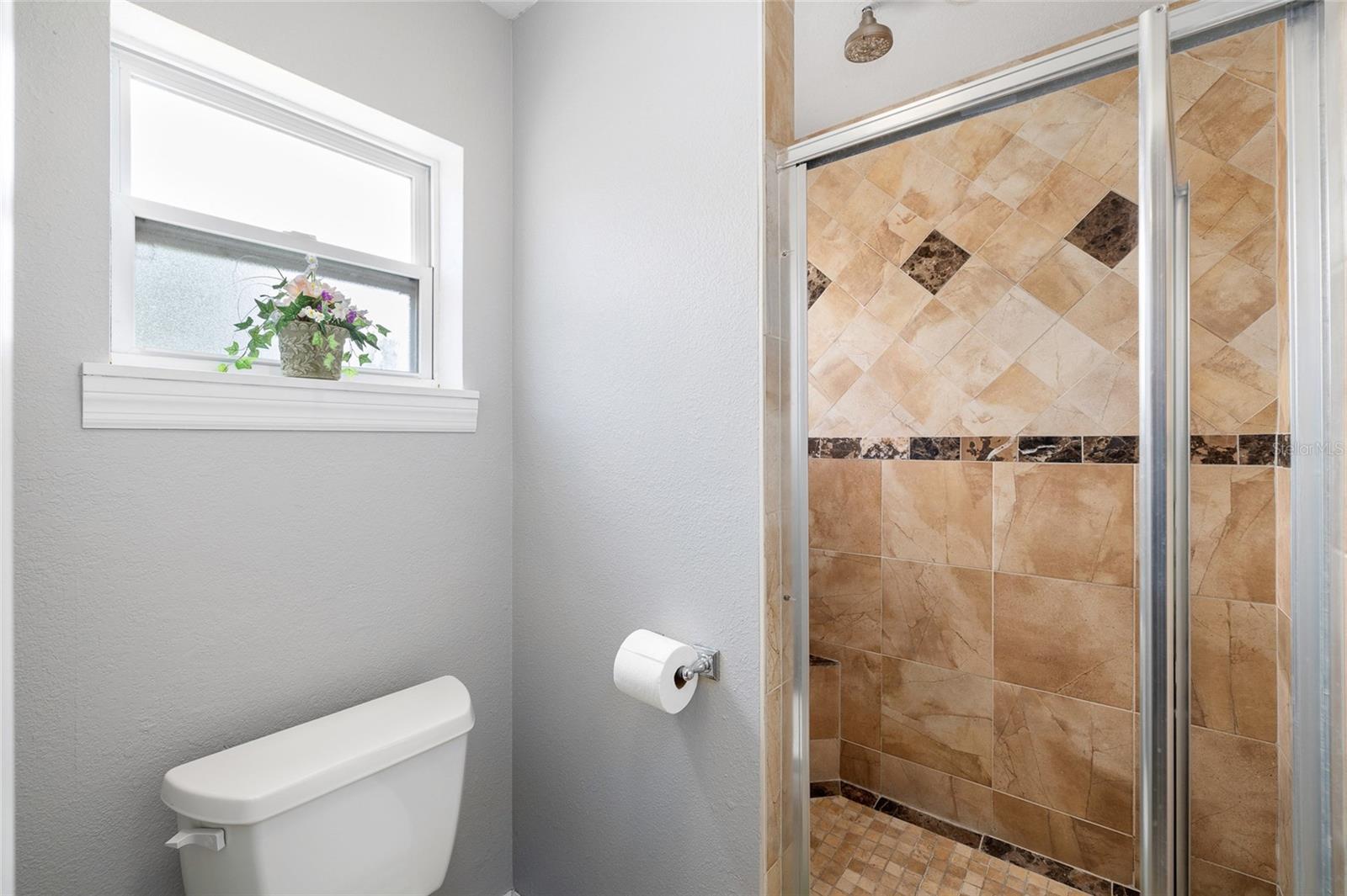Image 17 of 40 For 2807 Northcote Drive